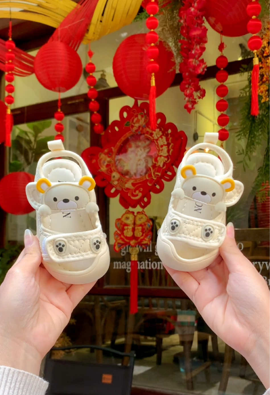 Săn ngay sandal tập đi đính gấu cute cho bé giá siêu ưu đãi #depxinhchobe #depchobe #sandalchobe #depchobegai #depchobegai #depbegai #sandalbegai #sandalchobegai #depchobetrai #sandalbetrai #depbetrai #sandalchobetrai #xh #wowkids 