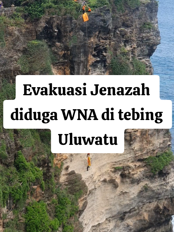 Proses evakuasi jenazah yang diduga WNA di tebing Pura Luhur Uluwatu dengan ketinggian sekitar 68 meter oleh SAR gabungan. sampai saat ini, identitas jenazah tersebut belum diketahui. #uluwatu #basarnas #wna #evakuasi #badung #bali #kutaselatan 