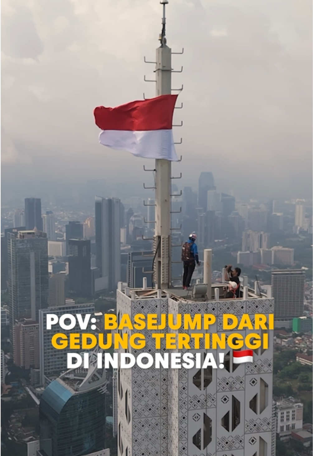 BASE JUMP DARI GEDUNG TERTINGGI DI INDONESIA! 😱 🚀 @fredfugenSF berhasil melakukan terjun bebas dari gedung Autograph Tower @Thamrin Nine yang bukan cuma jadi ikon baru Jakarta, tapi juga gedung tertinggi di belahan bumi selatan! Dengan ketinggian mencapai 385 meter, aksi ini benar-benar mendorong batas keberanian dan kemampuan manusia. 🫨 @Soul Flyers #RedBull #RedBullIndo #basejump #GivesYouWiiings #thamrinnine #puspotdirga #firstbasejumpjkt 