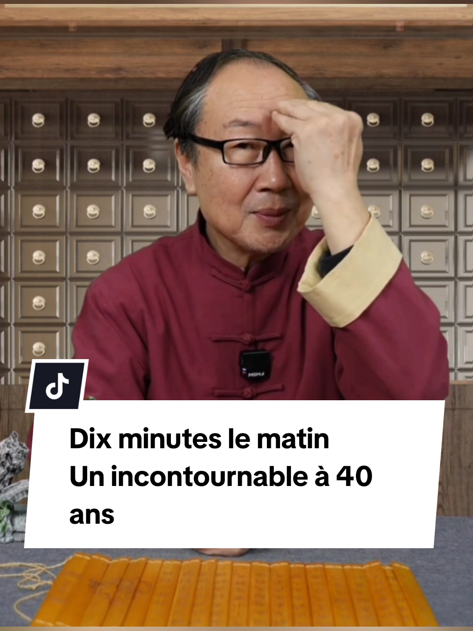 Dix minutes pour se lever le matin, un incontournable à 40 ans X Chaque matin, passez quelques minutes à faire une série d'exercices de montée du Yang à la maison pour les personnes d'âge moyen et âgées, et vous découvrirez que vous êtes différent des autres.  La première action consiste à se frotter les mains pendant une minute.  Dans le deuxième mouvement, formez des griffes avec vos doigts et tapotez le haut de votre tête 100 fois, 90 fois.  La troisième action consiste également à rapprocher les cinq doigts et à tapoter 90 fois le milieu des sourcils.  La quatrième action consiste à tenir un poing creux et à frapper sur la poitrine pendant 1 minute sur les côtés gauche et droit.  Pour le cinquième mouvement, on pose une main à l'arrière de la tête, et on utilise l'autre main pour frapper l'aisselle avec un poing creux, pendant 1 minute sur les côtés gauche et droit.  La sixième action consiste à tirer dans la fosse du coude avec les paumes creuses et à tirer pendant 1 minute sur les côtés gauche et droit.  Faites ces six mouvements trois à neuf fois et voyez quels changements se produisent. Vivez une vie saine sans faire de détours.