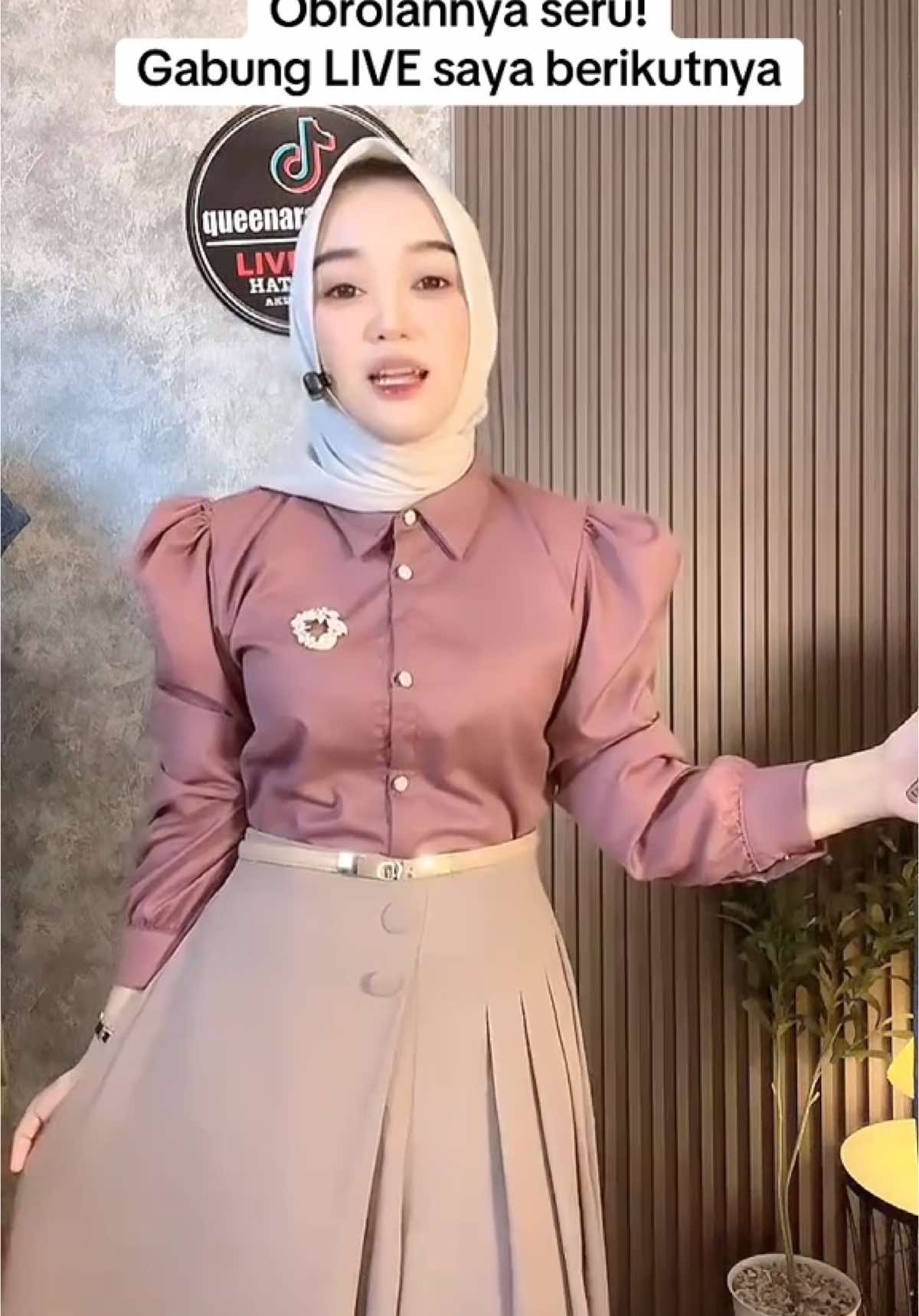 Membagikan momen ini saat obrolan makin seru. Gabung LIVE kami berikutnya!#tiktoklive #livehighlights #blouse #kemejamurah #kemejawanita #atasanwanita #rokcelana #kulot #outfitkondangan #outfitbajukantor #outfitwanita 