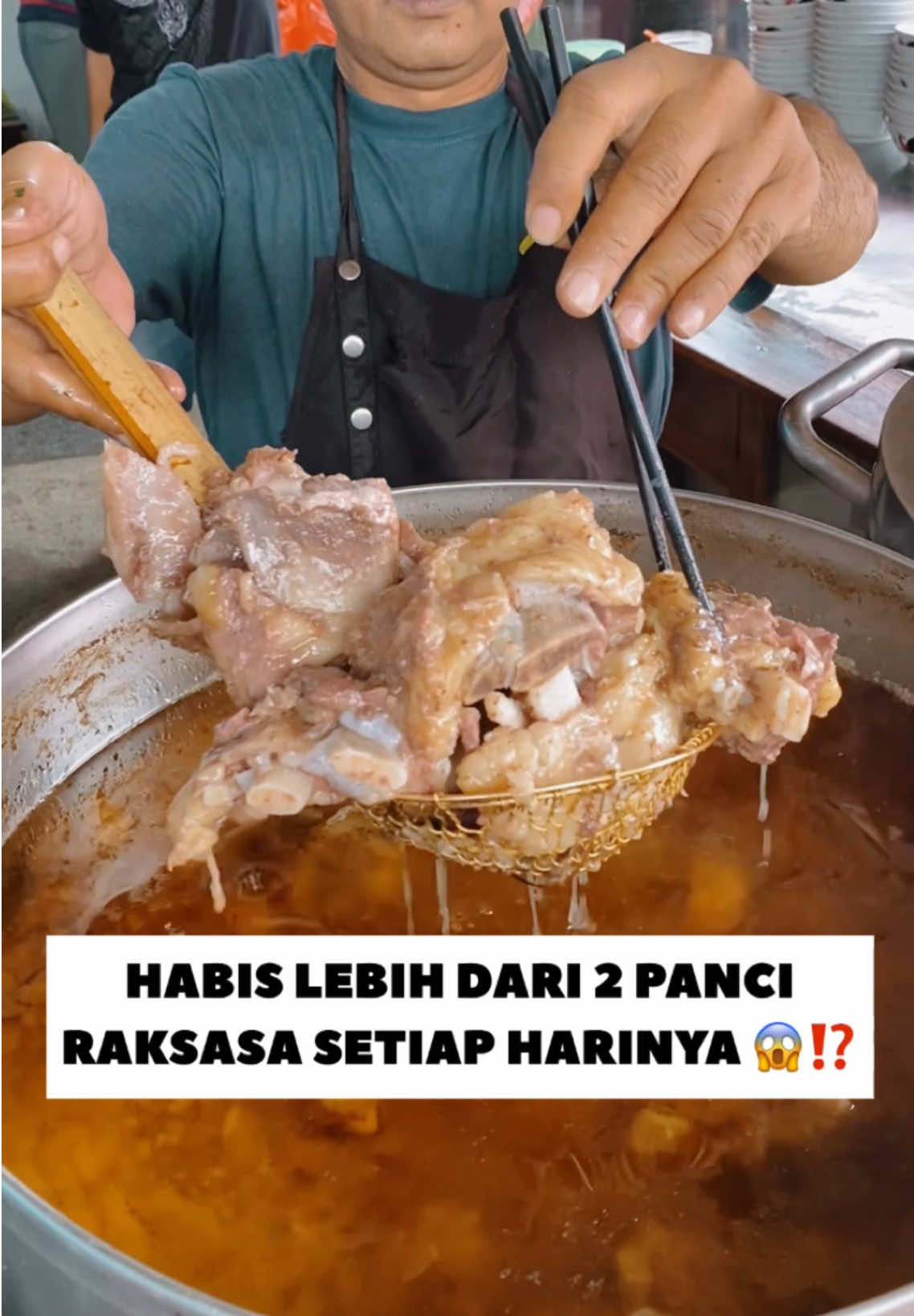 Salah satu bakso iga favorite gw saat ini yang iganya empuk banget sampai ga perlu efford untuk gigitnya 🤤 porsinya juga banyak banget dengan harga cuman 35ribu aja, hampir setengahnya bakso iga favorite di Jakarta loh! Lokasi : Bakso Mas Eko Maju Jl. Wastukencana No.103, Tamansari, Kec. Bandung Wetan, Kota Bandung, Jawa Barat 40116 #gedeinperut #gedeinperutbandung #kulinerbandung #bakso #baksobandung 