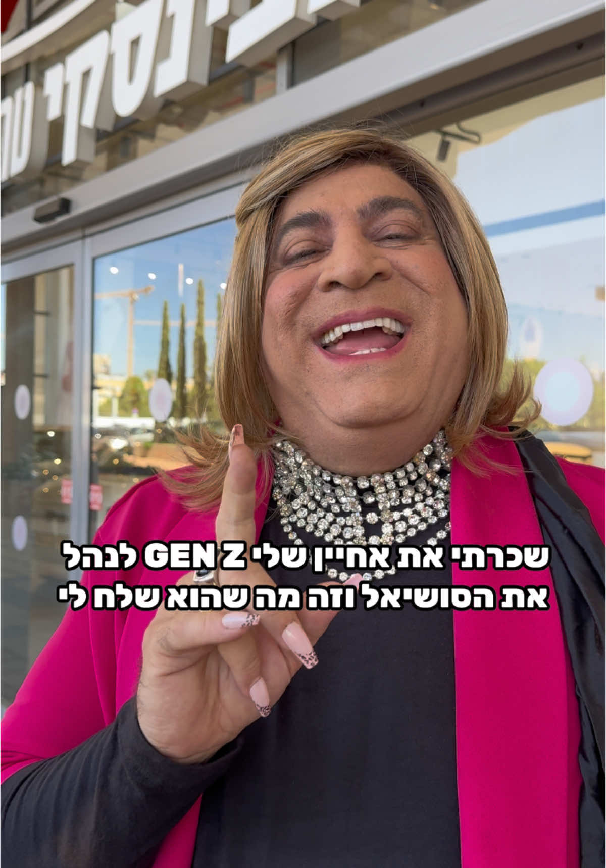 נו באמת, עושה ממני צחוק. זה אמור היה להיות סרטון בו אני מציגה לכם את קולקציית הרווקים שלנו. נו, לא משנה. בואו לפגוש אותם בלינק ששמתי בביו שלי