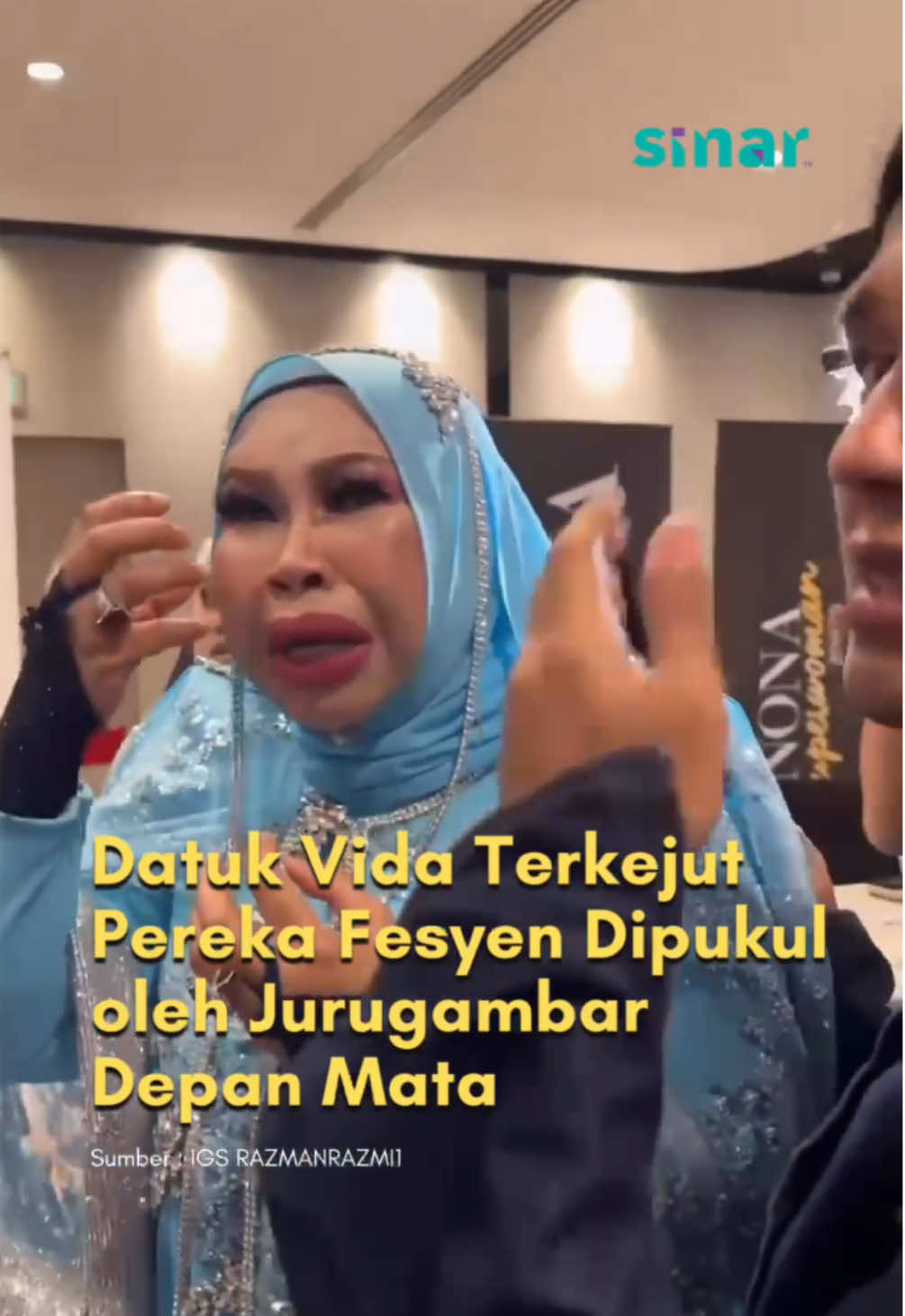Datuk Seri Vida mengakui terkejut apabila menyaksikan insiden pereka fesyen duo, Razman Razmi dipukul seorang jurugambar lelaki ketika hadir di acara anugerah majalah terkenal di Petaling Jaya pada Rabu. #SINARKongsi #SINARMuzikRetroTerbaik #fyp #viral #pukul #datukvida #perekafesyen 
