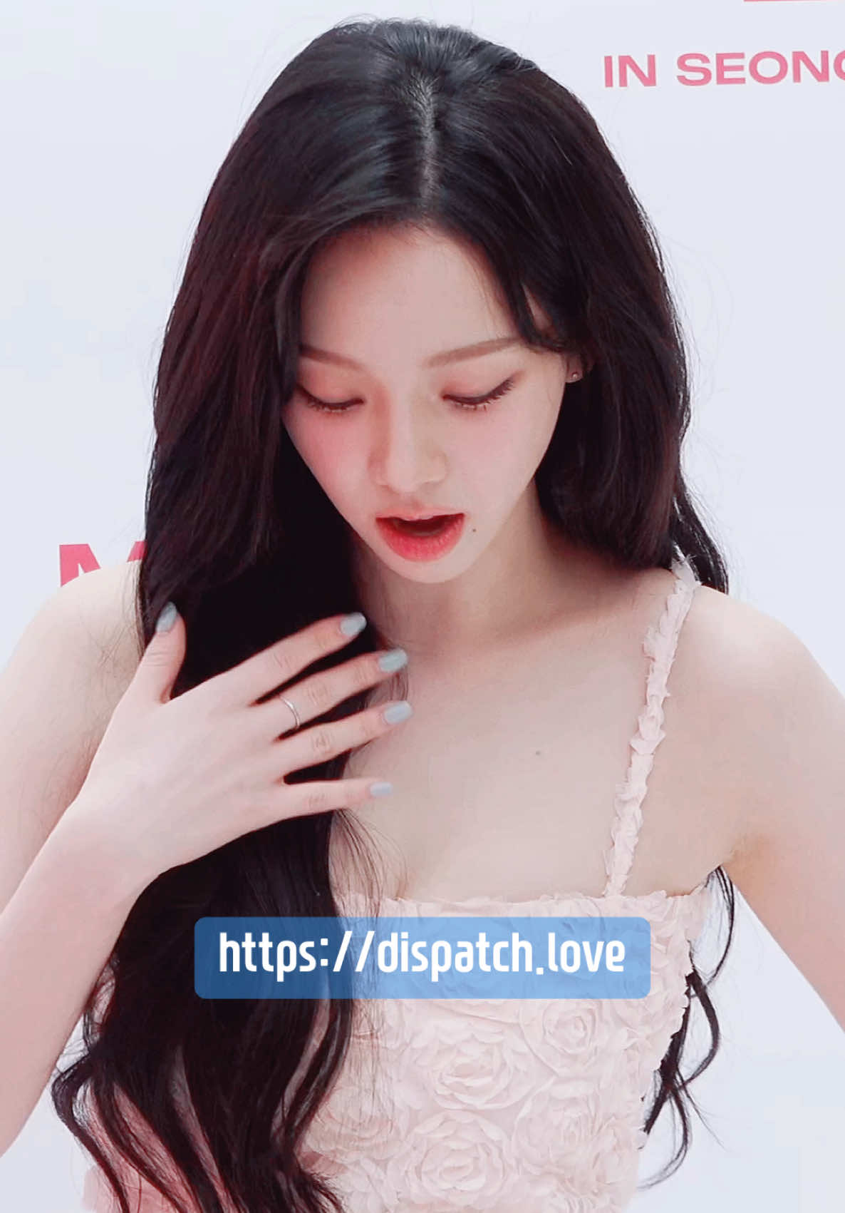 Let's forget the cold and the season ⬇️ Download now! Kpop Dispatch APP  📌 https://dispatch.love #에스파 #카리나 #aespa #karina #디스패치 #kpop #dispatch #app #wallpaper #GetDispatchApp 