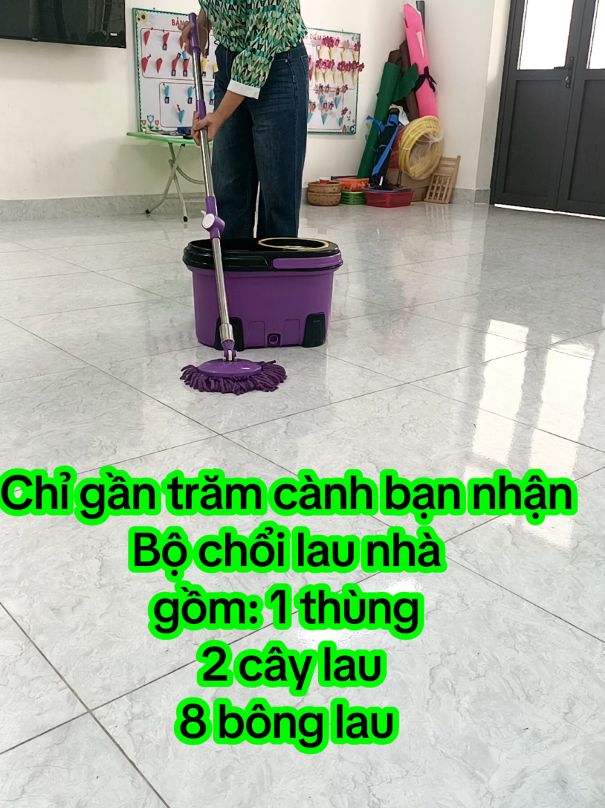Chỉ gần trăm cành bạn nhận  Bộ chổi lau nhà  gồm: 1 thùng  2 cây lau 8 bông lau 