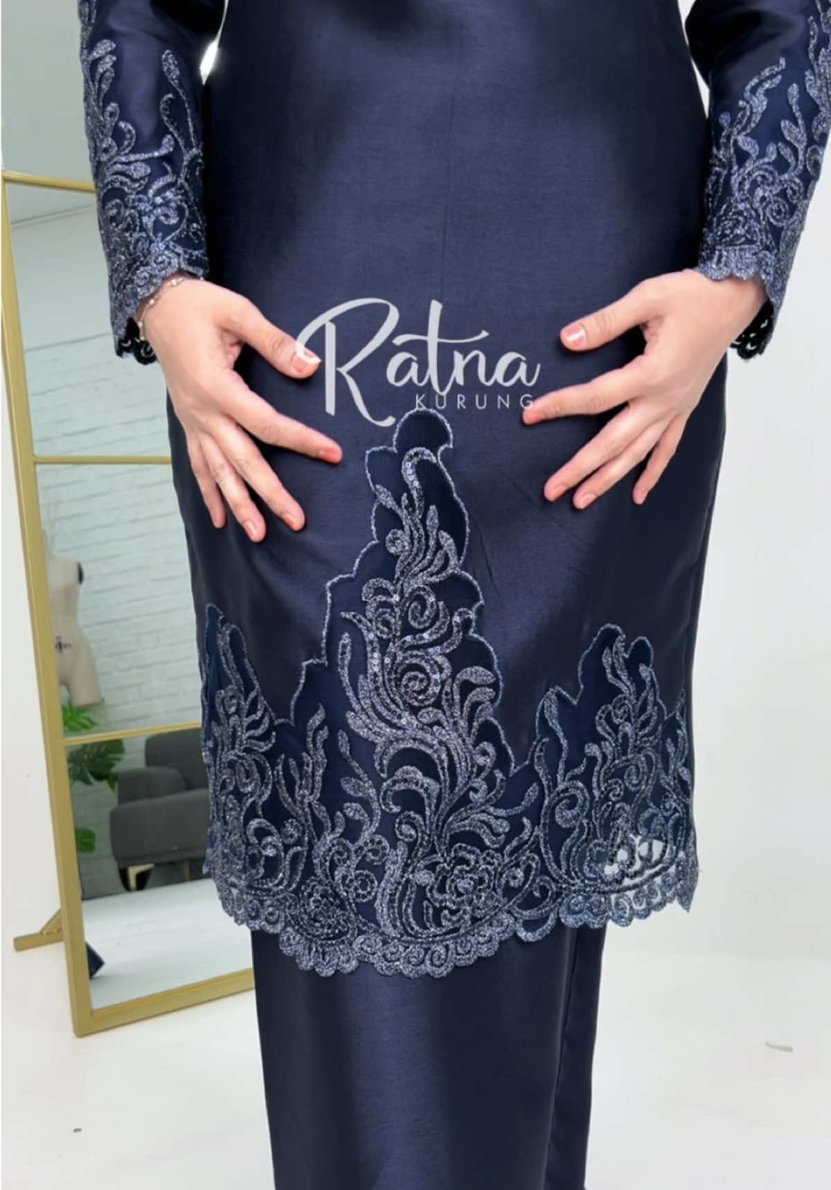 Bukan Dee Laa Kalau Tak Meracun Uolls 😉 Ratna kurung ✨ Navy Blue kurung never goes out of style. Ready for anything in this timeless piece.. #GRWM #jlabella #jlabellaatelier #bajukurung #bajuraya #bajunikah #bajutunang #bajukonvo #gamis #transition #fashion #raya #dance #JlabellaGlamorousRaya2025 #JlabellaRayaSeries #jlabellaRatnakurung 