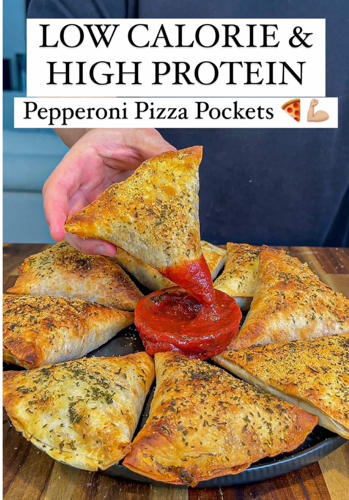 Low Calorie Pepperoni Pizza Pockets 🍕 Only 171 Calories & 17g Protein! 💪🏼 (Macros: Per Pizza Pocket - 10 Total) 171 Calories 4gC | 7gF | 17gP Ingredients: 100g Thinly Diced/Sliced Mini Pepperoni (Sultans Beef Pepperoni - can be substituted for Turkey pepperoni, beef pepperoni or regular pepperoni) 450g Extra Lean Beef Mince 1 Tsp Salt, 1 Tsp Garlic Powder, 1 Tsp Onion Powder, 1 Tsp Italian Herb Seasoning 4 Minced Garlic Cloves 120g Pizza Sauce/Marinara (Leggo’s Garlic & Herb Tomato Paste) 80g Softened Light Cream Cheese 95ml Hot Sauce (Franks Redhot Buffalo Sauce) 10g Grated Parmesan Cheese Dried Basil 100g Low Fat Cheese (Bega 50% Less Fat Grated Cheese) 10g All Purpose Flour + Water 5 Tortillas (Mission Carb Balance Tortillas - cut each one in half) Don’t forget to check out my digital recipe cook books with over 200 easy, delicious & healthy recipes like this 📖👨🏻‍🍳 #pizza #pepperoni #hotpockets #fastfood #fakeaway #Foodie #highprotein #lowcalorie #fatloss #Fitness #mealprep #EasyRecipes #healthyrecipes #highproteinmeals 