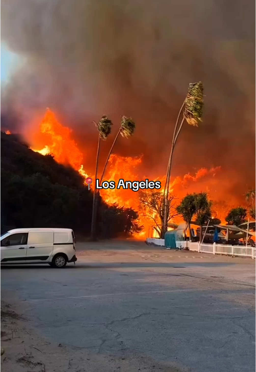 Tragedy in Los Angeles: over 1000 buildings destroyed, 100k evacuated and 5 victims. Uncontrolled fires are devastating Pacific Palisades, Hollywood Hills and other areas, with damage estimated at up to $57 billion. - Tragedia a Los Angeles: oltre 1000 edifici distrutti, 100k evacuati e 5 vittime. Gli incendi incontrollati stanno devastando Pacific Palisades, Hollywood Hills e altre aree, con danni stimati fino a 57 miliardi di dollari. #PrayForLA #wildfire #climatecrisis #fire #news #pacificpalisades #california #malibufire #outpump #fyp 