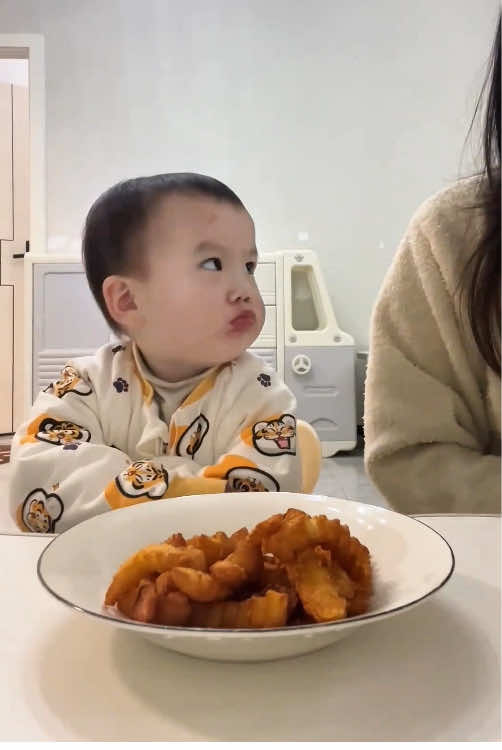 Baby in a hurry to eat French frist😅#foryou #fyp #funnyvideo #funny #baby 