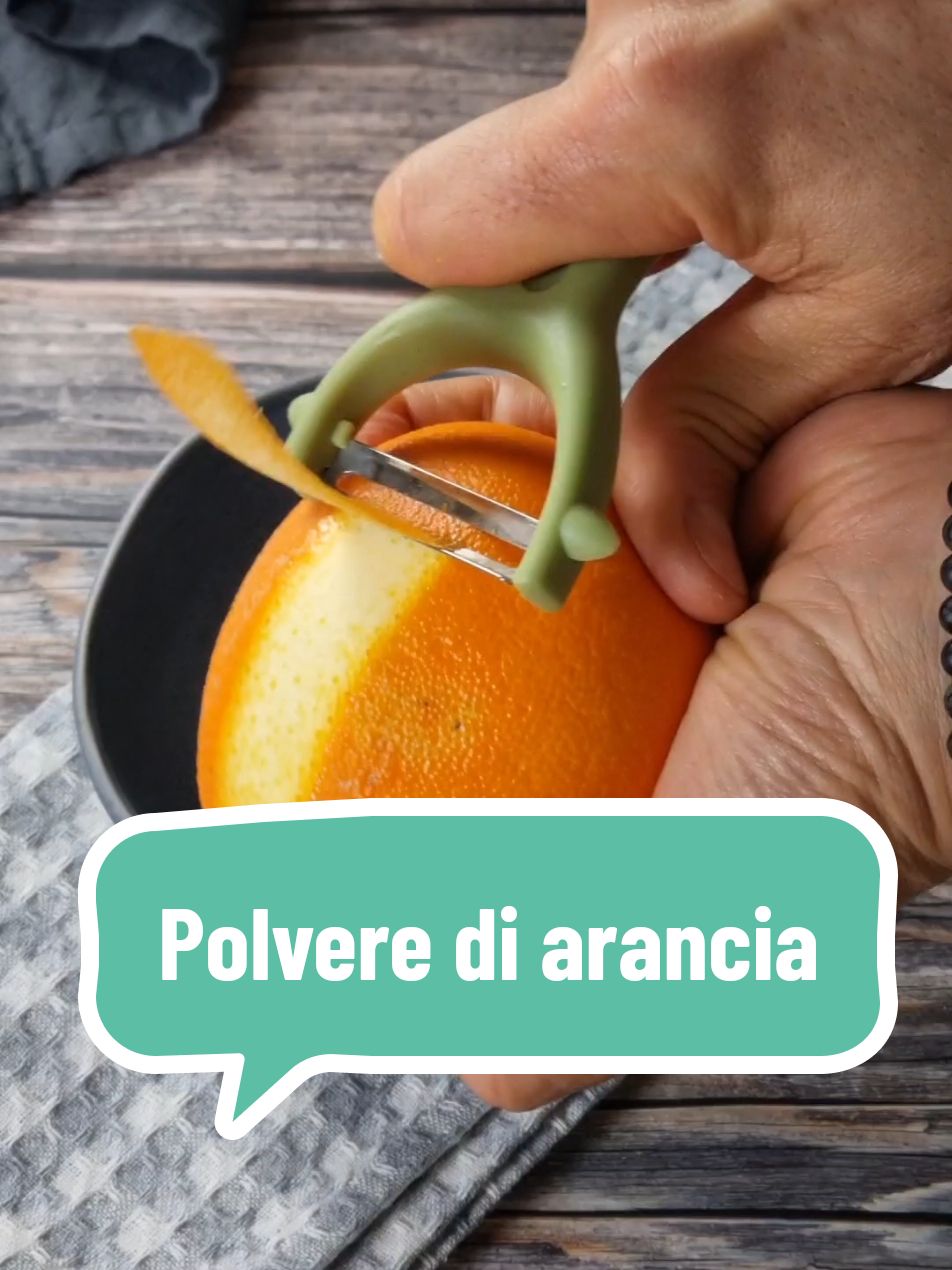 Descrizione 👇  ➡️ Segui @laboratoriodomestico per altre ricette facili e peccaminosamente deliziose  🍊 Non buttare la buccia d’arancia! 🍊 Scopri come trasformarla in un ingrediente magico per i tuoi dolci e non solo! Per questa ricetta sarebbe meglio utilizzare arance biologiche. In alternativa assicuratevi comunque abbiano la buccia edibile.  1️⃣ Sbuccia un’arancia, prelevando solo la parte arancione aiutandoti con un pelapatate (niente bianco!). 2️⃣ Asciuga la buccia sul termosifone finché non sarà completamente secca. In alternativa, ovviamente, puoi usare un essicatore.  3️⃣ Frulla con un macina-caffè o un frullatore per ottenere una polvere profumatissima. 👉 Usa questa polvere per aromatizzare dolci, tè, tisane o qualsiasi ricetta che abbia bisogno di un tocco agrumato! ♻️ Zero sprechi, tutto gusto! Prova e fammi sapere nei commenti come la userai! #arancia #aromanaturale #ricettaveloce #polveredibuccia #trucchicucina #zerowaste #veganuary Polvere aromatizzante per dolci Polvere di buccia di arancia Aroma di arancia naturale per dolci Zero sprechi in cucina