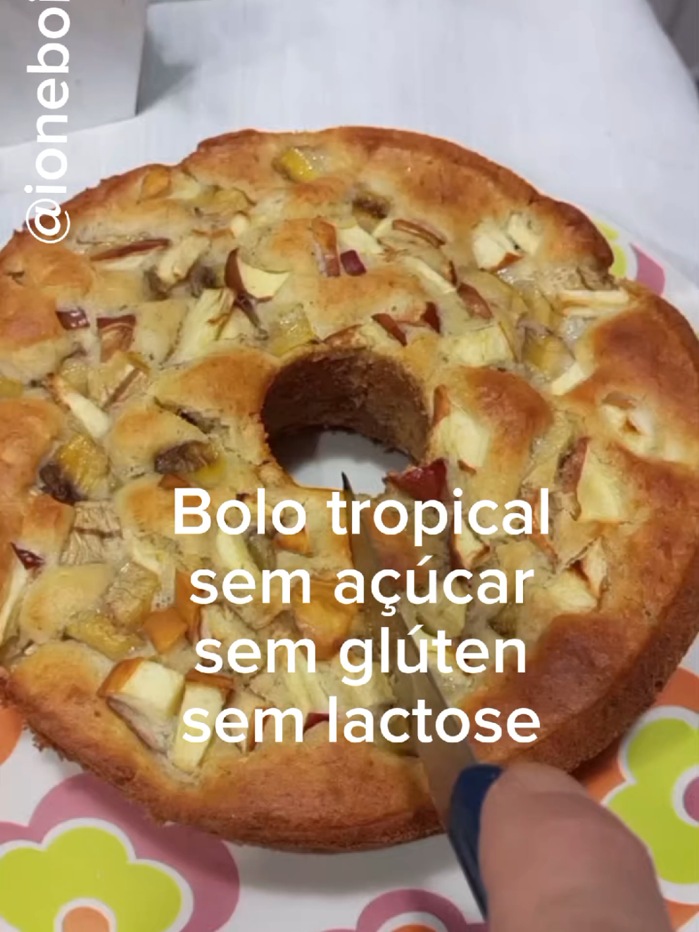 Bolo tropical, sem açúcar, sem glúten, e sem lactose. Ao iniciar pré aqueça o forno 200⁰c Ingredientes  3 ovos 1/2 xícara de óleo de sua preferência  1 xícara de banana amassada  1 xícara de maçã picada com casca  Eu sei 2 colheres de sopa de adoçante culinário, forno e fogão, pq minhas bananas não estavam bem doces, mas isso é opcional. 1 xícara de farinha de arroz  1/2 xícara de polvilho doce  1 colher de chá de essência de baunilha  1 colher de sopa de fermento em pó ( aquele para bolo)  Pedacinho de maçã e banana para colocar em cima da massa. Leve ao forno para assar por aproximadamente 35 minutos. Medida da xícara 200 ml #ioneboita #Cascavel #cozinhainclusiva #cozinhatiktok #receita #alimentacaosaudavel #semacucar #semgluten #semlactose 