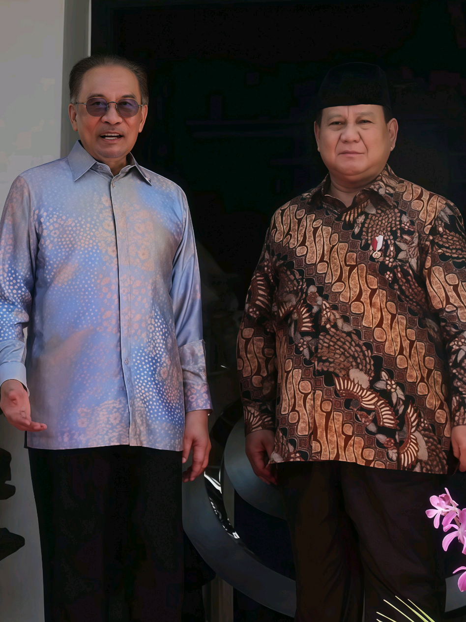 Momen keakraban antara Presiden Republik Indonesia Indonesia, Prabowo Subianto dan Perdana Menteri Malaysia, Anwar Ibrahim terjadi saat keduanya bertemu di Rumah Tangsi, Kuala Lumpur, Malaysia, Kamis (9/1/2025). Keakraban keduanya memang sudah tercipta dari dulu sebelum Prabowo menjabat sebagai presiden Republik Indonesia. Kedatangan Prabowo di Rumah Tangsi diterima langsung oleh Anwar. Ia bahkan menjemput Prabowo dari kendaraan yang ditumpanginya. Dua tokoh yang sudah lama bersahabat itu lalu berjabat tangan dan saling melempar tawa. Di dalam Rumah Tangsi, Prabowo yang datang mengenakan kemeja batik berwarna coklat disambut eksibisi mini bertajuk 