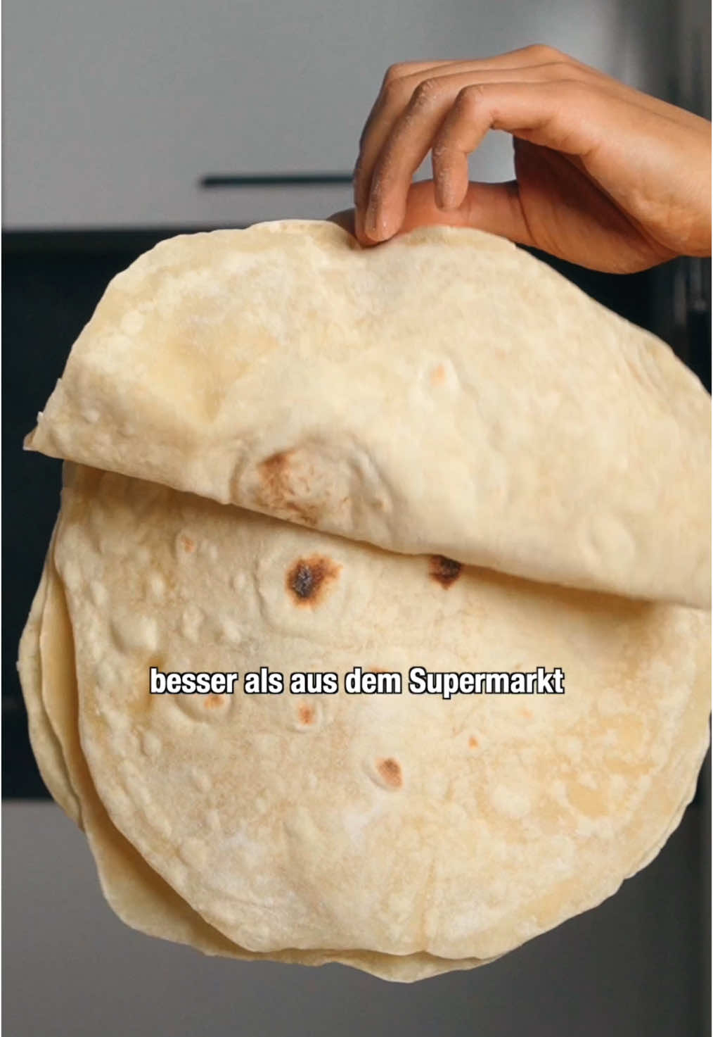 Gekaufte Tortilla-Wraps 🫓 enthalten oft unnötige Zusatzstoffe, dabei kannst du sie in weniger als 30 Minuten ganz einfach selbst zubereiten – frisch, natürlich und ohne künstliche Zutaten. 🍽️Portionen: 4 - 8 Tortilla Wraps | 🔥Schwierigkeitsgrad: einfach 📃Zutaten 250 g Weizenmehl (Typ 405 oder 550)    1/2 TL Backpulver 1/2 TL Salz 3 EL Olivenöl  120 ml warmes Wasser 👨🏽‍🍳ZUBEREITUNG 1. In einer großen Schüssel Mehl, Backpulver und Salz miteinander vermengen. Dann Olivenöl sowie warmes Wasser hinzufügen und zu einem geschmeidigen Teig verkneten. Sollte der Teig zu klebrig sein, einfach etwas mehr Mehl einarbeiten. Ist er zu trocken, ein wenig mehr Wasser hinzugeben. 2. Den Teig zu einer Kugel formen und abgedeckt etwa 15 bis 20 Minuten ruhen lassen. Danach den Teig in 4 bis 8 gleich große Stücke teilen und zu kleinen Kugeln rollen. 3. Anschließend jede Teigkugel mit einem Nudelholz zu dünnen, runden Fladen ausrollen. 4. Eine trockene Pfanne erhitzen und die Tortillas nacheinander bei mittlerer Hitze für jeweils 30 bis 60 Sekunden pro Seite backen, bis sich leichte Bräunungen zeigen. 5. Die fertigen Tortillas stapeln und mit einem Küchentuch abdecken, damit sie schön weich bleiben.