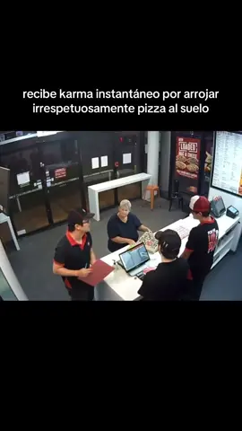 Tiró la pizza al suelo y se resbaló pisándola al segundo 😭