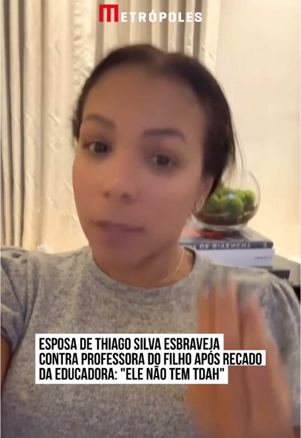 😮A influenciadora #BelleSilva, esposa do craque #ThiagoSilva, apareceu aos gritos nos Stories do perfil oficial, nessa última quarta-feira (8/1), para criticar atitude da professora do filho.  Acontece que a educadora disse ao herdeiro de Belle que ele tem altas chances de possuir #TDAH (transtorno do déficit de atenção com hiperatividade). Belle não gostou nada do recado da educadora e fez questão de responder as falas da profissional de educação. 