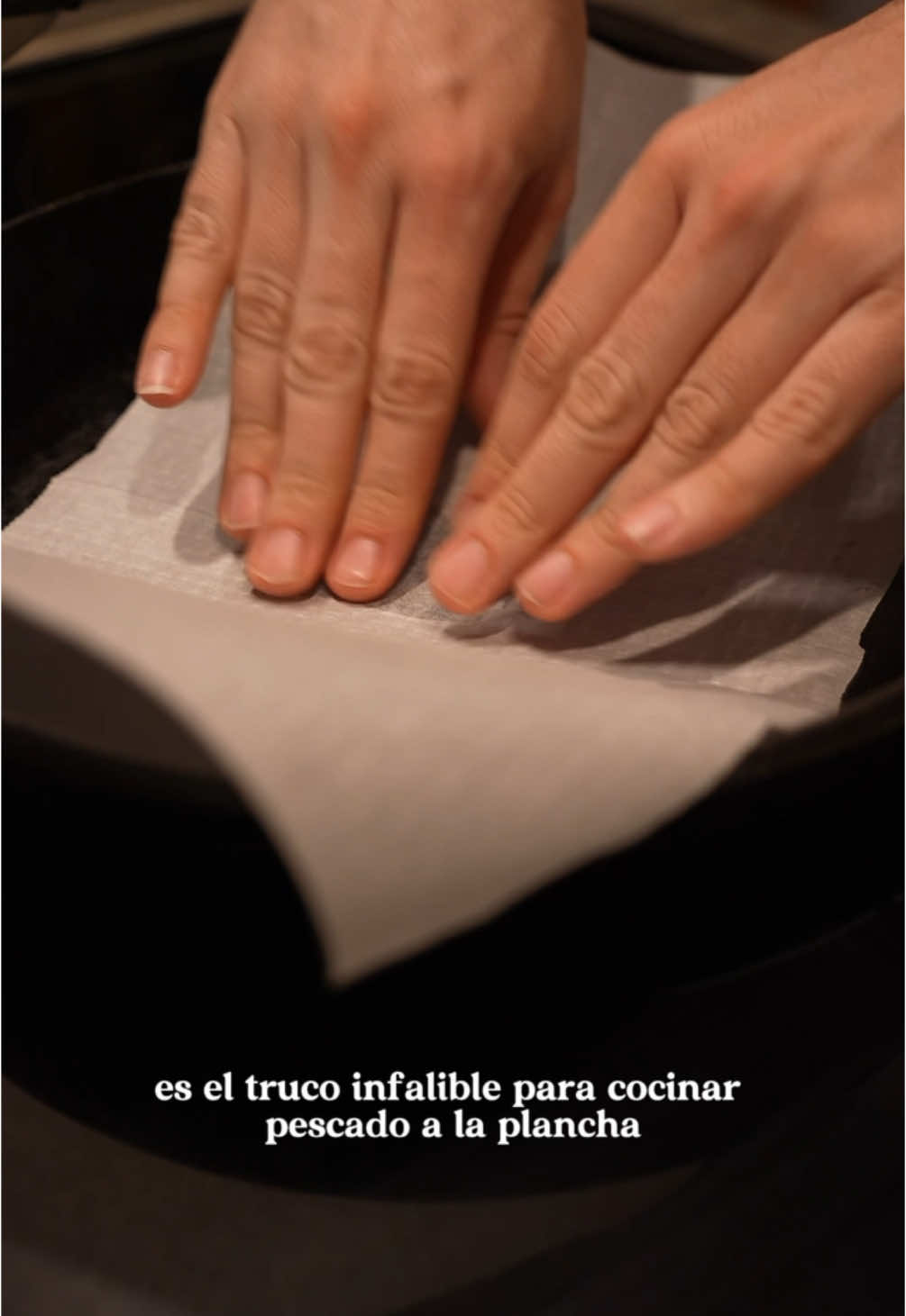 El viejo truco del papel de horno para cocinar pescado en sartén sin que se pegue en caso de no ser una sartén antihaderente ni deja mucho olor para que sea fácil limpiar . #LifeHack #sartenes #sarten 