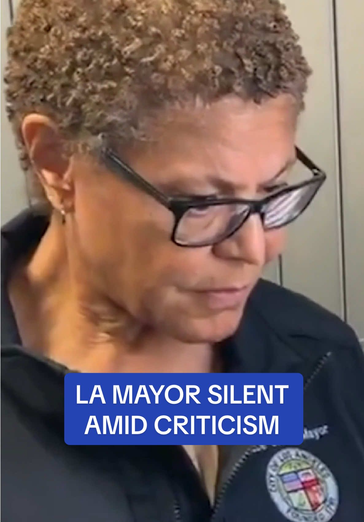 The LA Mayor, Karen Bass, remained silent when asked about the LA wildfires that have claimed large parts of the city.  She also refused to comment on reports of the fire department budget being slashed.  🎥 Sky News  #LA #california #hollywood #fire #wildfire #breakingnews #mayor 