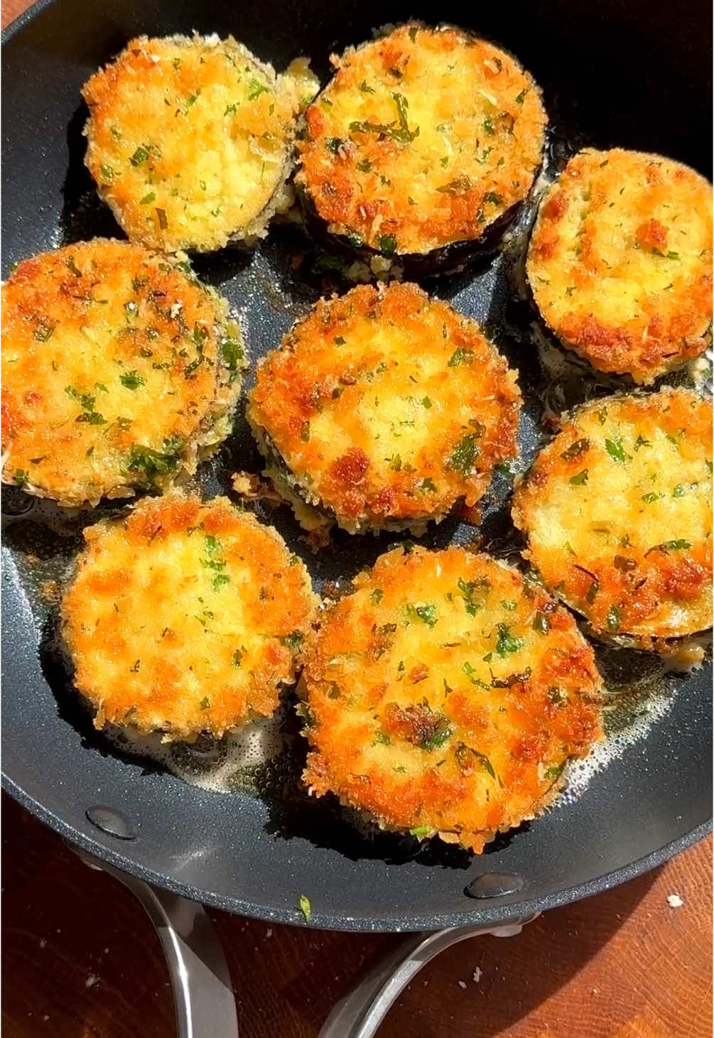 Crispy Breaded Eggplant  ❤️ Full recipe via  𝐋𝐢𝐧𝐤 𝐢𝐧 𝐦𝐲 𝐁𝐢𝐨 or at 𝐞𝐬𝐬𝐞𝐧𝐩𝐚𝐫𝐚𝐝𝐢𝐞𝐬.𝐜𝐨𝐦 #crispyeggplant #eggplantrecipe #auberginerecipe 