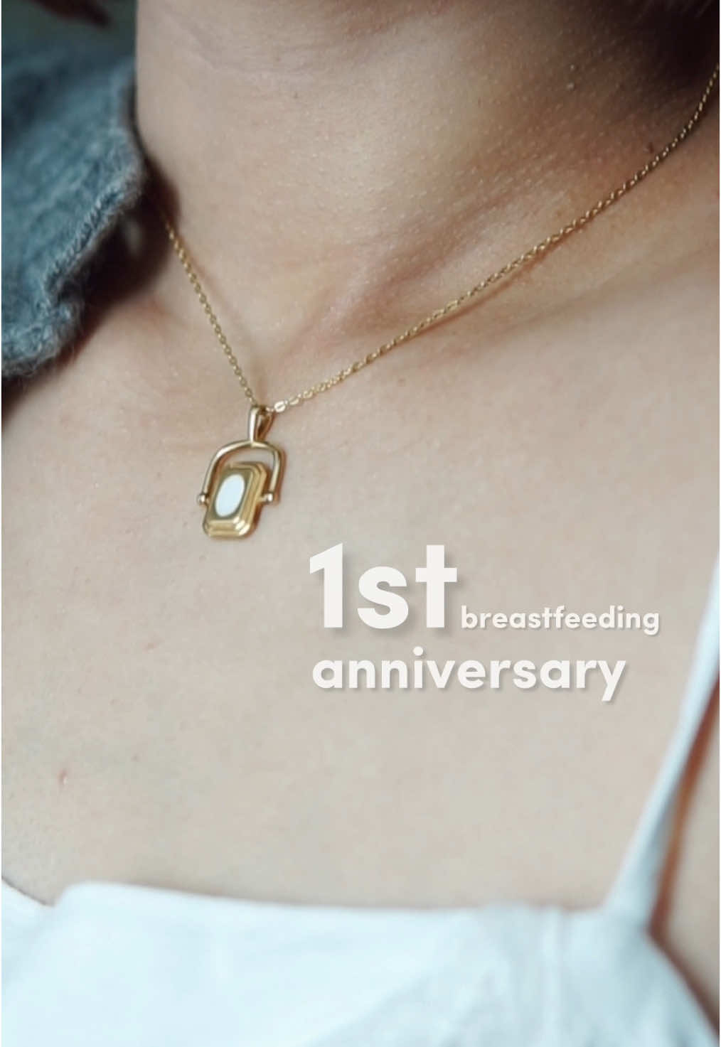 kalung dari ASI (air susu ibu) aku sendiri🥹 ga nyangka ternyata aku bs menyentuh angka 1 th full menyusui + punya stock. aku bangga sekali bs melewati perjuangan ini. custom kalung ASI ini @Mammary Breastmilk Jewelry yaa 🥹