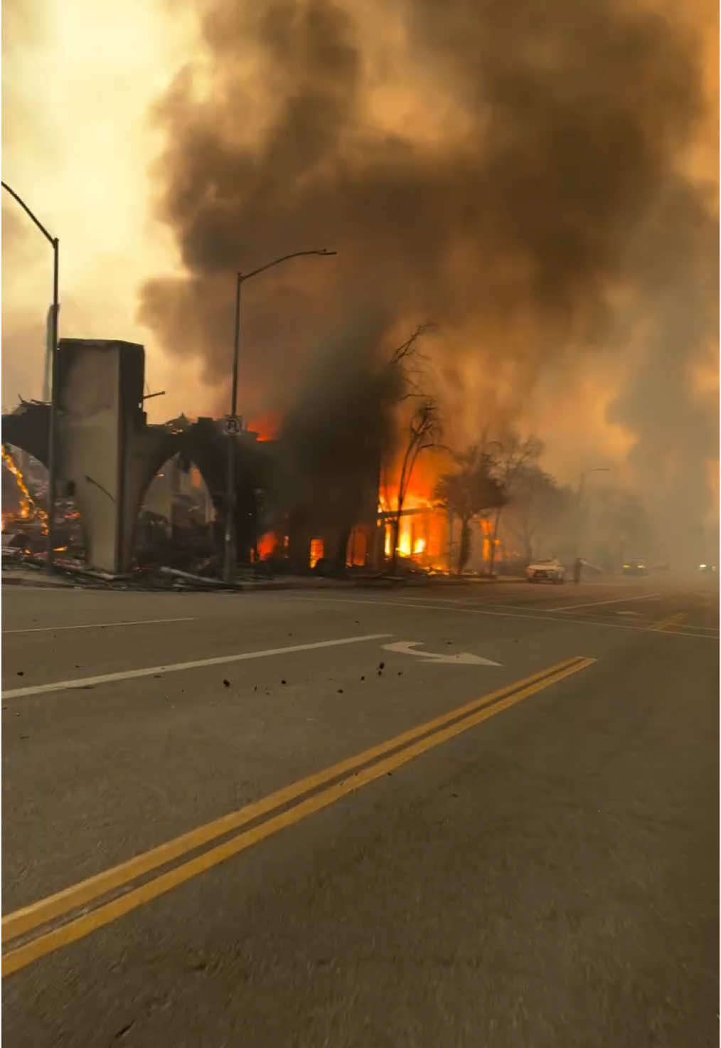 Los Angeles on Fire: The Apocalypse Feels Real 🔥  #fire #losangeles #la #prayer #viral #fy#goviral #explore #news #FürDich #tiktok #usa🇺🇸 #pray #foryou #foryoupage #2025 #sad