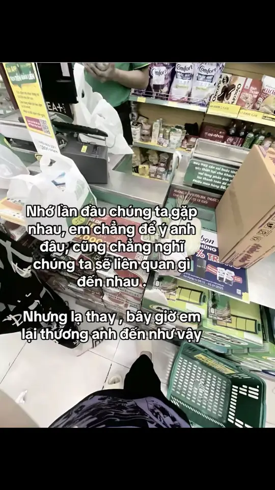 lúc trước gặp anh em coii anh như người lạ ai dè người lạ lại chiếm được trái tim em không ai khác đó là anh, lần đầu em gặp anh là lúc anh bên chị ấy 😑 đúng thật lúc đầu gặp ghét tận xương tủy mà bh lại thương đến thấu tận tâm cang.#Love #tinhyeu #buon_tam_trang #yêuthương #yeuthuong #tinhyeu #yeuanh❤️ #yeuanh #emyeuanh #emyeuanhnhieulam #thuong #thương