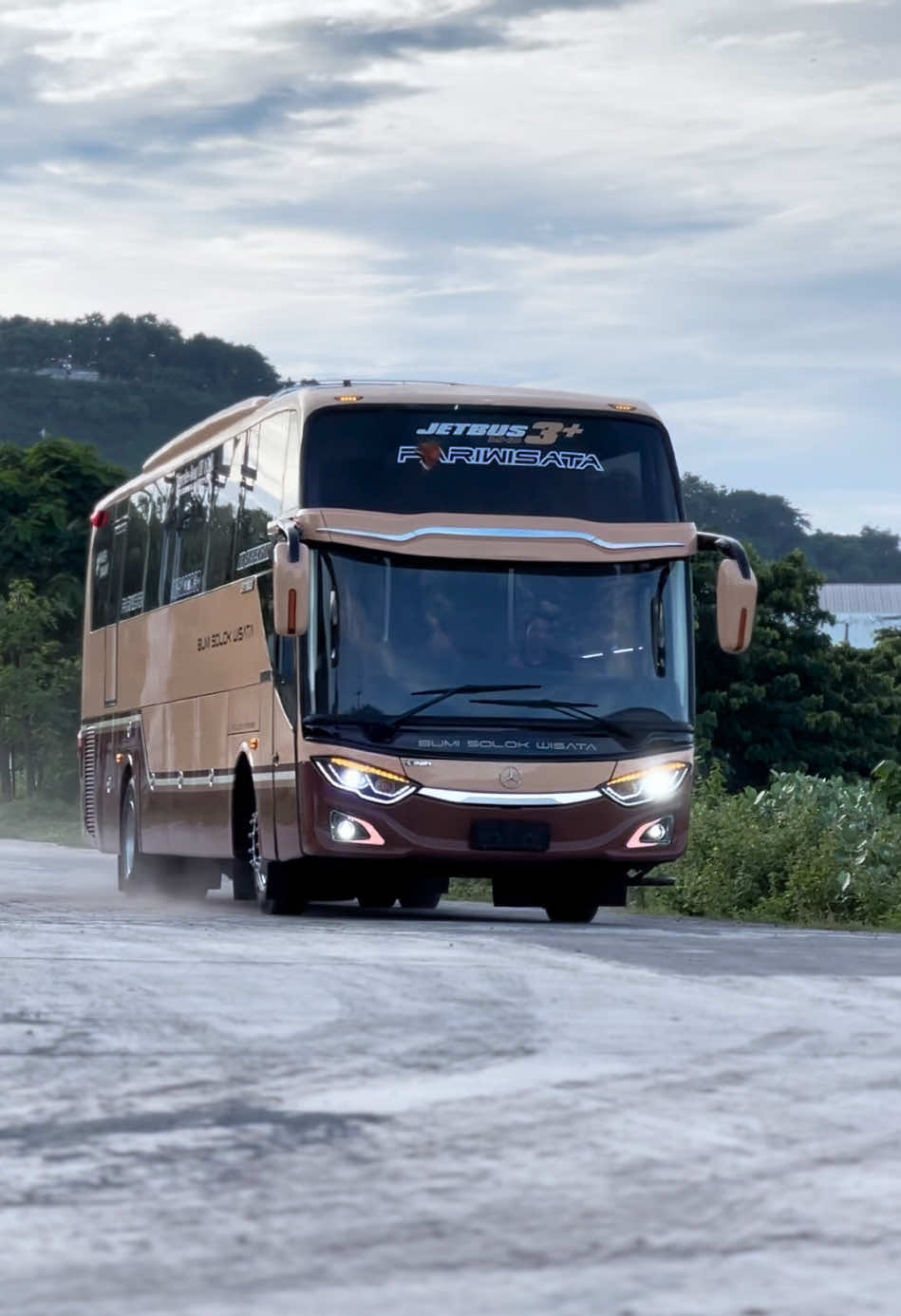 After repaint #karoserik3 #bumisolokwisata #jetbus3 #repaintbus #pengecatanbus #cinematicbus #busmania #busmaniacommunity #fyp #trending #semarang 