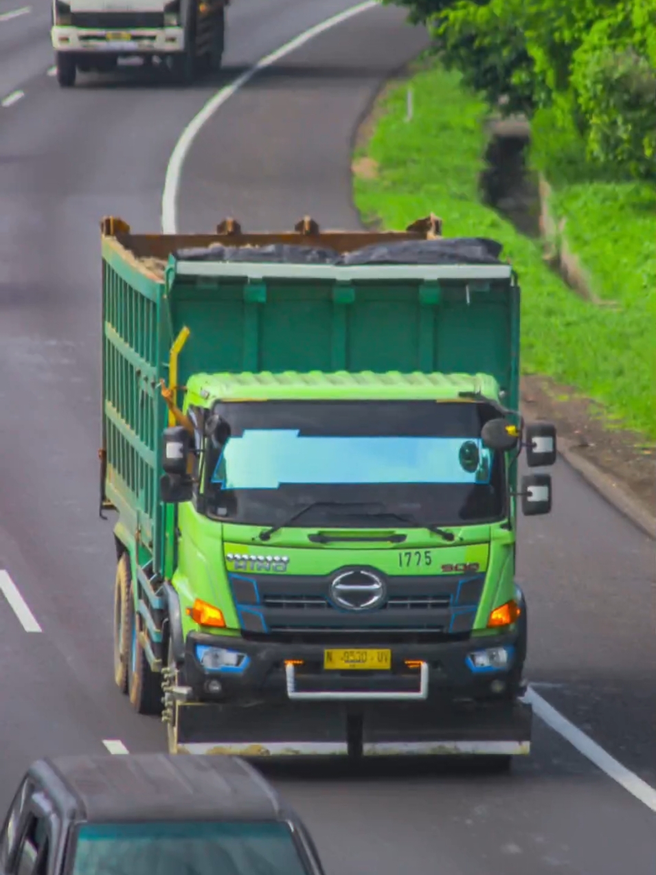 kurir mutiara hitam .  .  #truckmodifiedindonesia #videotruk #videotrukfyp # cinematictruk #fyp #fypシ #fyp #videoviral #streetfotografi #indonesia #pejuangrupiah_semangat #videocinematic #dibataskota #lintaskalimantan #cinematicjalanjalan #videotruk #storytiktok #capcut #fypviral #lightroomediting #storywa #dumptruck #hinolohan 