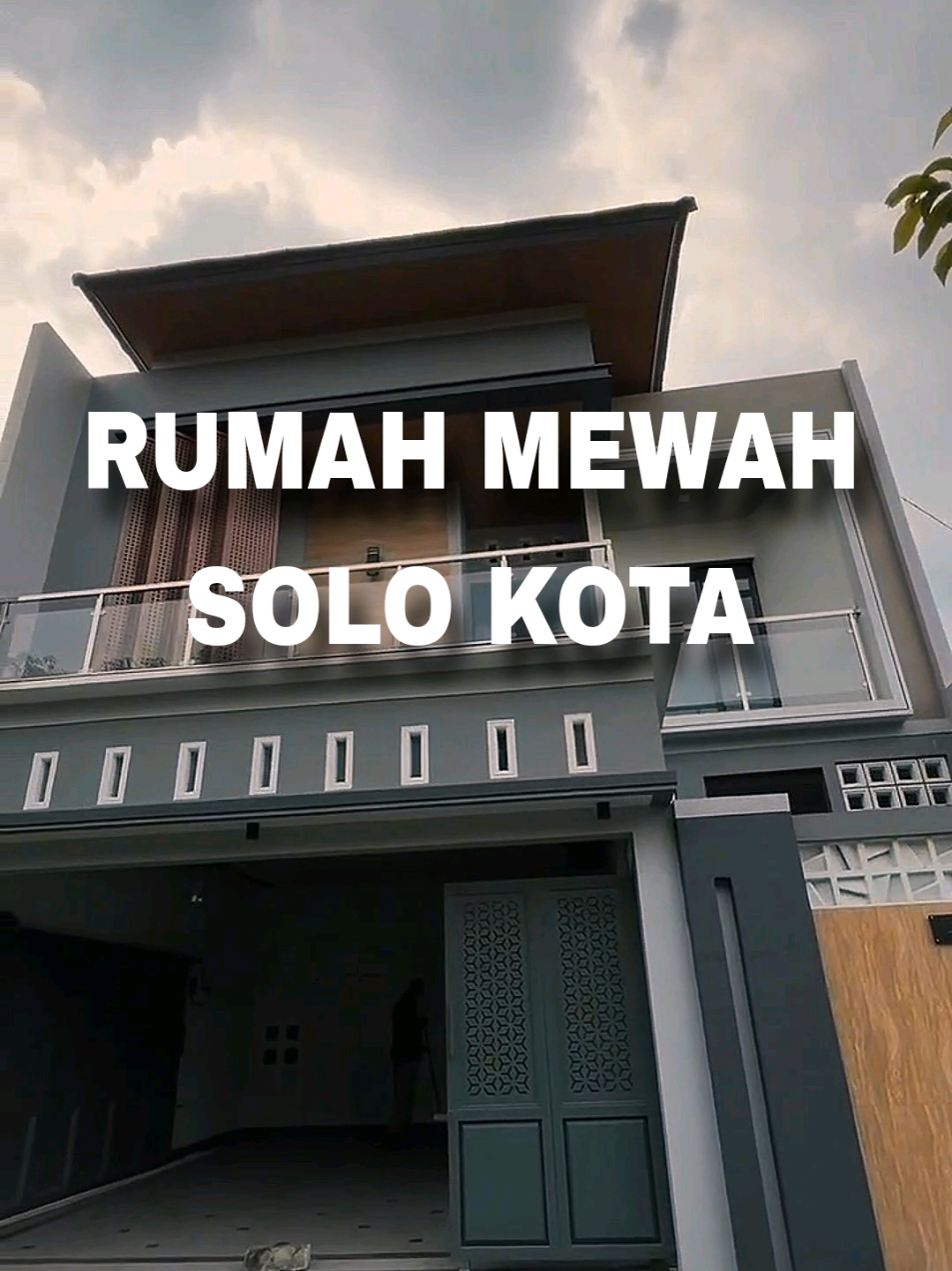 DIJUAL CEPAT RUMAH MEWAH SOLO KOTA ‼️ RUMAH BARU DI TENGAH KOTA Dekat Fasilitas Public Top Solo Square, Hotel Alilla, Rumah Sakit JIH, Masjid dll Luas tanah 102 m Posisi Hook 8x13 an Hadap Timur 2 Lantai Luas bangunan 208 meter  Garasi muat 2 mobil  5 x 6 meter 4 kamar Tidur 2 kamar mandi Dalam 2 kamar mandi Luar Balkon atas 2 dapur bonus free kitcen set Listrik 2200 watt Sumur sibel chasing 40 meter kedalaman 60 meter Dokument Full set SHM PBG PBB  lengkap Open price 1,85 M Nego info & survei hub. 0813.8200.9393 #rumahmewahsolo #rumahsolo #perumahansolo #propertysolo #rumahmewah #CapCut 