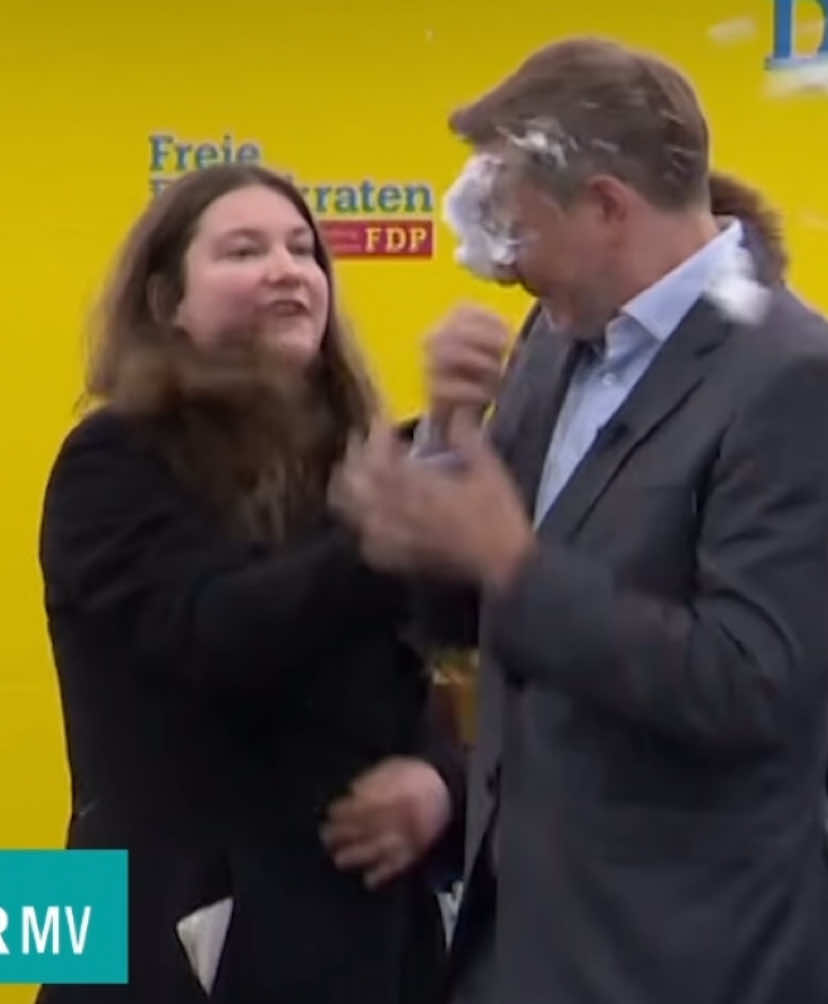 schmeckt? Video: NDR.mv #fy #forypupage #politik #wahlkampf #bürger #lindner #torte #viral #trend #christianlindner 