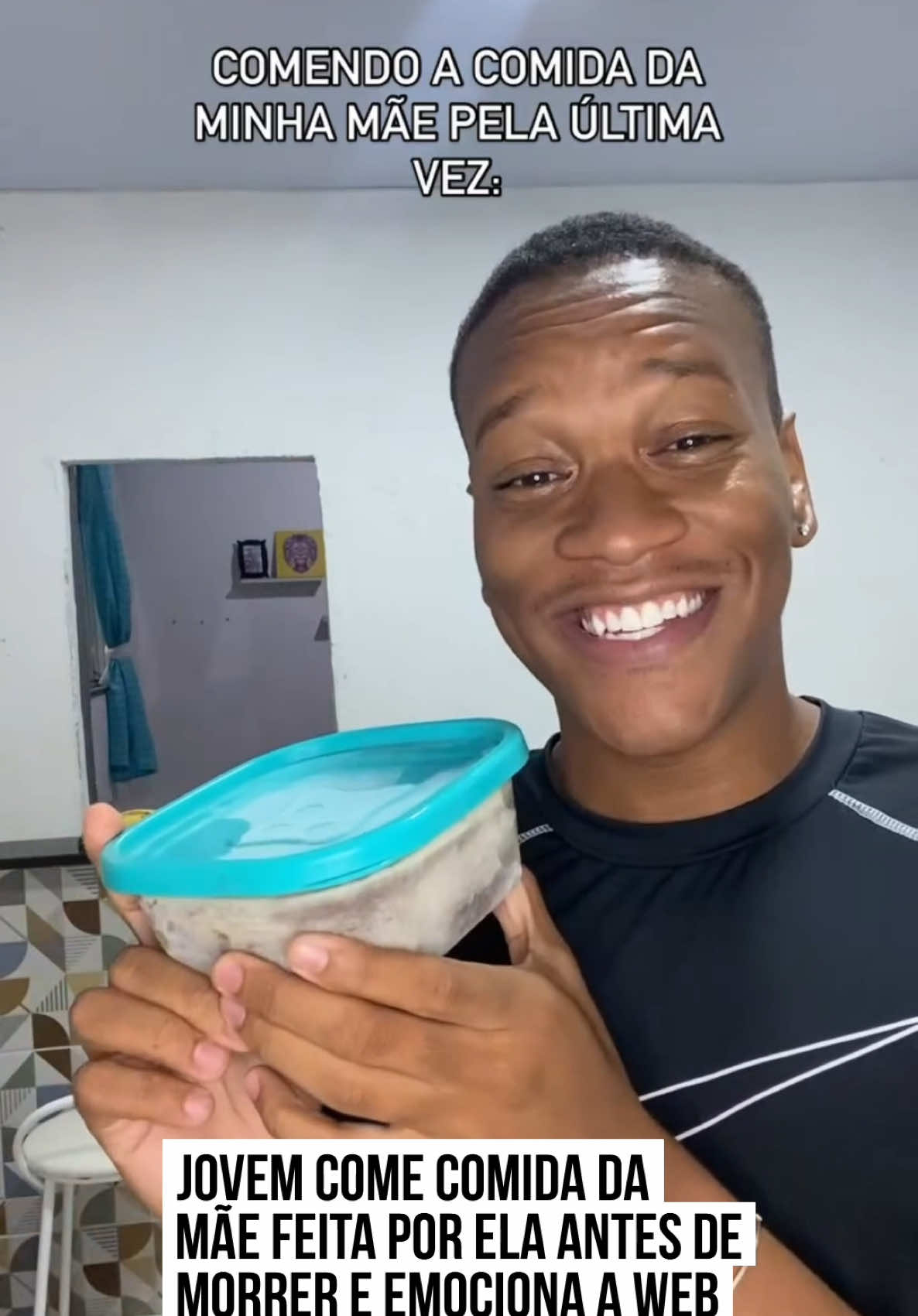 🥹 O criador de conteúdo Rapha Vitor emocionou os seguidores ao compartilhar que iria comer a #comida da mãe pela última vez. Falecida recentemente, a mãe de Rapha havia deixado algumas vasilhas de #feijão congelado antes de morrer, e o carioca foi comendo ao longo dos dias até chegar ao último pote do tradicional prato. 