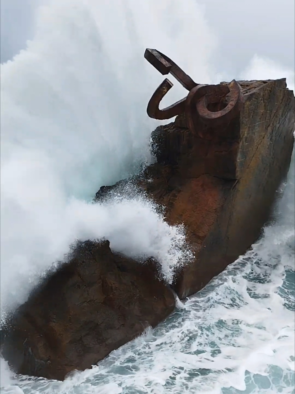 EL PEINE DEL VIENTO. El rincón más fotografiado de Donosti. La obra más conocida de Eduardo Chillida la forman hierro, rocas y olas. #sansebastian #donosticity #donosti #olas #peinedelviento #eduardochillida #chillida 