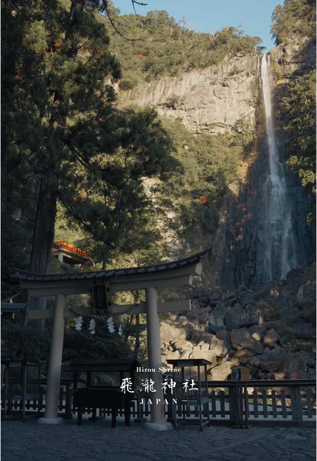 日本一高い滝のある神社が幻想的だった。 A shrine with Japan’s tallest waterfall ⠀ 📍和歌山県 那智勝浦町 飛瀧神社 - Wakayama Prefecture Nachikatsuura Town Hiro Shrine ⠀ 高さ133m、日本一の落差を誇る那智の滝を御神体とする飛瀧神社には、本殿や拝殿がありません。自然そのものを崇めるこの神社では、滝を目の前にした瞬間、その圧倒的な存在感に心を奪われます。特に朝一番の時間帯は訪れる人も少なく、澄んだ空気の中で滝の音だけが響く神秘的な光景を独り占めできます。 ⠀ Hiro Shrine, which enshrines Nachi Falls, the tallest waterfall in Japan at 133 meters, as its deity, does not have a main hall or worship hall. This shrine worships nature itself, and the moment you see the waterfall, you will be captivated by its overwhelming presence. There are few visitors, especially in the early morning hours, so you can have the mystical sight of only the sound of the waterfall echoing in the clear air all to yourself. ⠀ ──────────────────────── 美しすぎる【日本の魅力】を発信しています。 PR撮影、SNS運用などのご依頼はDMにお願いします。 Posting 【Beautiful Japan】every day. Click here for other posts ➤ @boku_travel 🎞️ ──────────────────────── ⠀ #japantravel #japantrip #shrine #temple #日本旅行 #日本観光 #日本の風景 #神社 #お寺 #和歌山観光 #和歌山旅行 #世界遺産