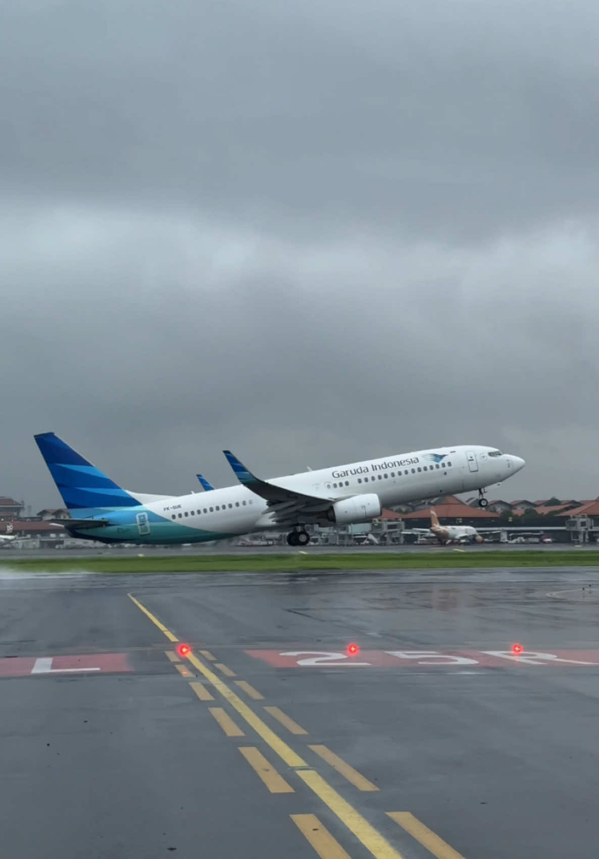 Rainy Takeoff • Boeing 737 Garuda Indonesia 🌧️✈️ #Airline #engineer #airportlife #departure #aviation #airport #boeing #airbus #fypシ #soekarnohatta #takeoff #rainy