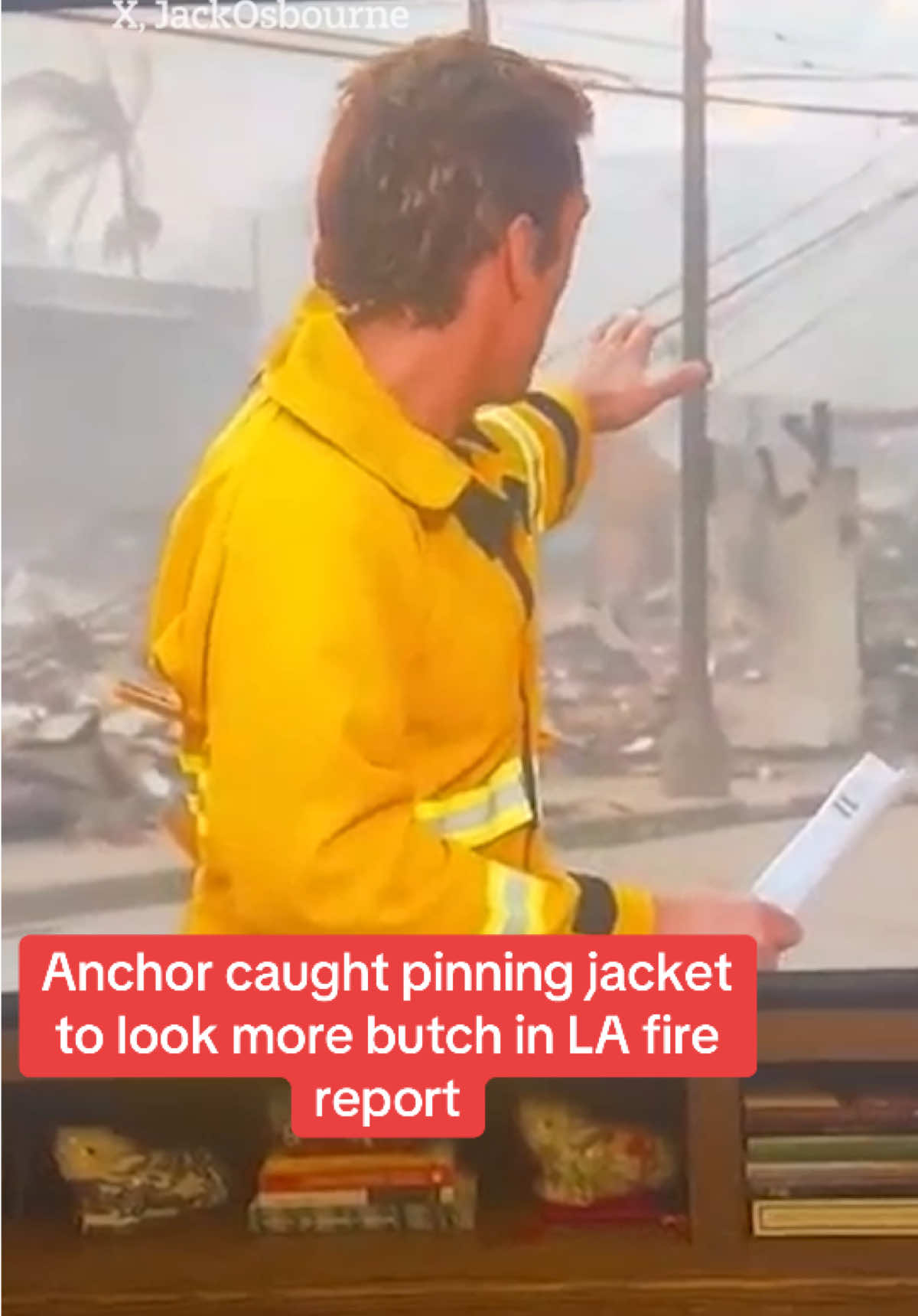 A top news anchor has been caught pinning his firefighter jacket to look more butch during a Los Angeles wildfire broadcast. ABC’s David Muir was seen using a clothespin to spruce up his fire jacket while reporting live on the devastating blaze. #LA #Wildfire #ABC #DavidMuir #TV #Broadcast #USNews 