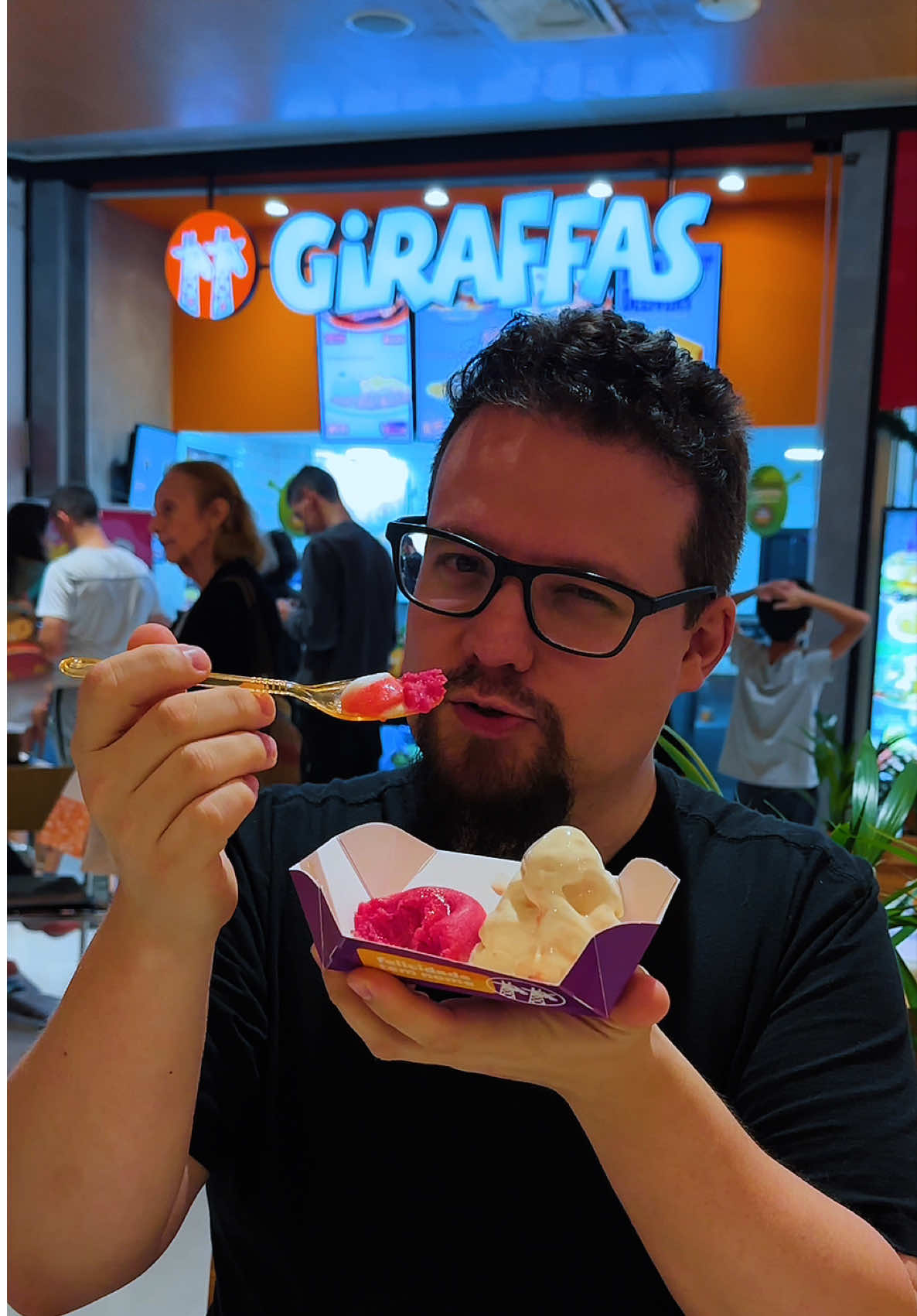 💋🦒 Já pensou em provar um beijo de Giraffas? O Giraffas acaba de lançar as sobremesas mais fofas e deliciosas: sundae, petit gateau, milk-shake e casquinha com Fini Beijos. É amor à primeira colherada! 😍 Já corre lá, porque é edição limitada! Depois não diz que eu não avisei! #FiniBeijos #Giraffas #SobremesaDeliciosa #TikTokFoodie