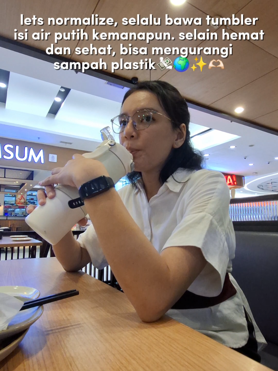 biasain hal kecil seperti bawa tumbler mulai dari diri kita sendiri. kalo beli air minum kemasan atau kopi secara terus menerus bisa bikin boncos💸😫😅 #normalize #tumbler  #botolminum #tumblraesthetic  #stainlesssteelbottle  #botolminum1liter #tumblerviral #tumblerstainless  #minimalism #minimalist #frugalliving #frugal 