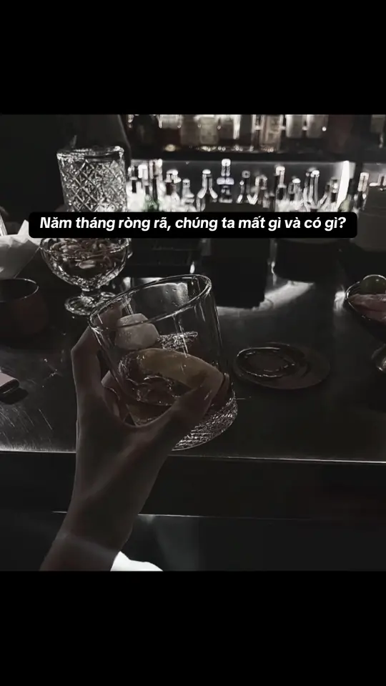 Những ngày cuối năm lòng người chất chứa đầy tâm tư. Mỗi một năm đi qua là mỗi bước ngoặt, mỗi câu chuyện khác nhau. 2024 với riêng bản thân mình nó nhiều điều đặc biệt hơn một chút. Bắt đầu một cuộc sống mới với con số 0 tròn trĩnh hay nói đúng hơn con số âm. Nhưng với mình 30, 40, 50 hay 60 không độ tuổi nào là muộn để bắt đầu. Trình độ, năng lực và tư duy của bản thân chưa tốt nên công việc không như mong đợi hay nói cách khác tạm chững lại đế học hỏi thêm, để làm lại. Cuối cùng là gói gém lại hết những cảm xúc, những yêu thương đế vẹn tròn cho tất cả. Có bao giờ bạn tự hỏi: Lớn rồi? sao còn đứng giữa ngã 3 đường như đứa trẻ mơ hồ, loay hoay không biết mình đang ở đâu? không biết bước tiếp theo phải đi như thế nào? Nếu được hỏi còn gì hối tiếc không thì không, nêu được quay trở lại ngày ấy thì lựa chọn vẫn là vậy. Việc tốt nhất có thế làm đó là chấp nhận mọi thứ đến và đi như nó vốn là, chấp nhận mọi điều dù tốt hay không tốt của bản thân. Và chí ít cũng tự hào vì bản thân chưa bao giờ ngừng nỗ lực. Với mình không còn gì cũng là một loại may mắn vì không có gì thì cũng chẳng có gì để mất đi. Cuộc sống sẽ chẳng mãi sóng gió, thời gian sẽ không vì ai mà dừng lại. Vậy nên, nếu như bạn đang ở đáy thì mọi con đường đều sẽ hướng lên trên. Sau cùng mình xin gửi tới bản thân và những ai còn đang vất vả bôn ba vì cuộc sống mưu sinh, những ai đang đơn độc trên hành trình của mình, những ai trong tim đang chôn giấu hình bóng của một người nào đó mà không thể ở cạnh bên một cái ôm thật ấm áp trong những ngày cuối năm này nhé. Khép lại 2024, không có mong cầu gì ở năm mới. Duy nhất chỉ mang theo những hồi ức đã có làm hành trang để đi tiếp quãng đường về sau.. Viết cho chính bản thân mình  St- #cuocsong #sttbuon #tamsu #tramcamxuc #tiktokviral #stt_buồn #tamtrang #buon_tam_trang #buon #sosad #stt #nhacbuon 