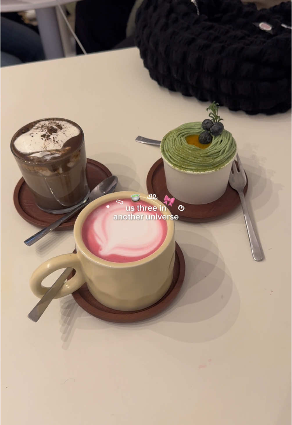 literally us in another universe 🎀 Time to grab your friends and go to your favorite café! I‘ve been to Fela café again and shared some delicious drinks and cakes with my bestie 🍵 Really love their interior and menu! We ordered hojicha latte, matcha mango cake and red velvet latte 🎀 ig: caruup #cafehopping #cutecafe #matcha #cafehopper #cafedate #cafelover #cafevlog #cafeinmunich #matchacafe #matchalatte #dailyvlog #digitaldiary #munichcafe#CapCut 