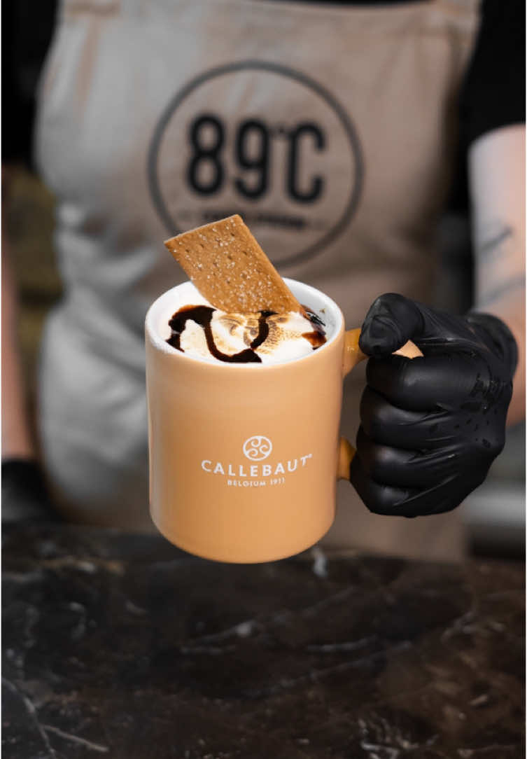 Nosso chocolate quente belga cremoso ganhou um novo toque de perfeição - agora com marshmallow! Em parceria com Callebaut Brasil, essa delícia exclusiva da 89 Coffee Station está disponível por tempo limitado.  Corre para experimentar 🤎🍫 Aberto todos os dias, Segunda à Sábado - 07:30h às 20h. Domingos - 07:30h às 19:30h. #89coffee #89coffeestation #liberdade #saopaulo #explore #cafe #cafeteria #chocolatebelga #chocolatequente #marshmallow