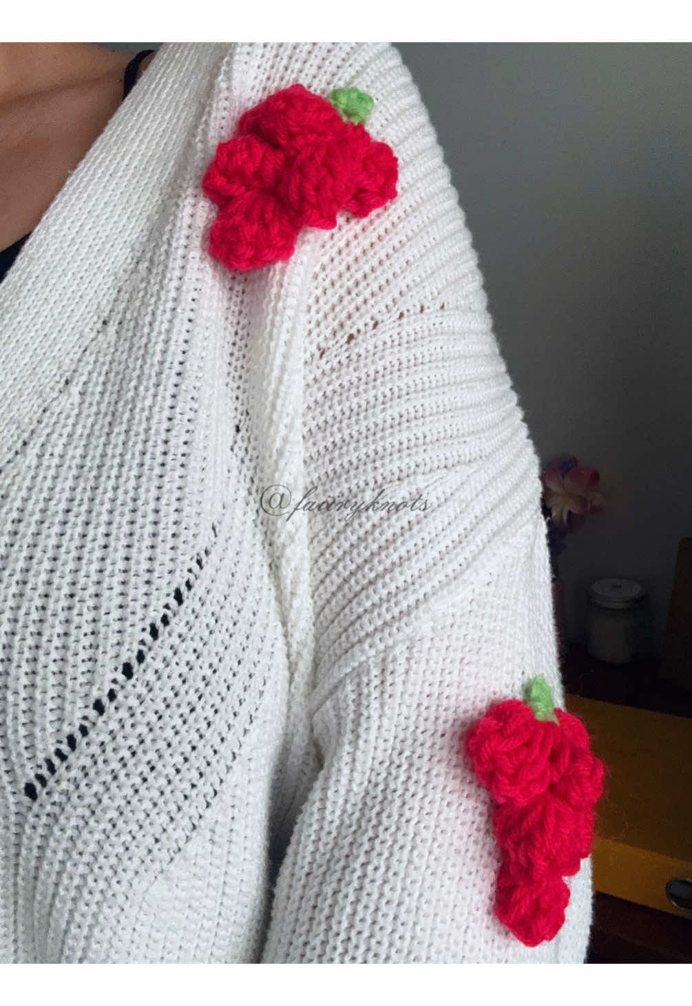 Cardigan com framboesas acabadinho de fazer 🤭🩷 Fotos melhores no video mais recente. #crochet #croche #handmade #feitoamao #smallbussiness #vinted #pequenosnegocios #crocheportugal #portugal 