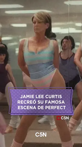 Jamie Lee Curtis visitó el programa de Jimmy Fallon y recreó su icónica escena de Perfect, película que protagonizó junto a John Travolta en 1985 | #c5n #perfect #jamieleecurtis #jimmyfallon