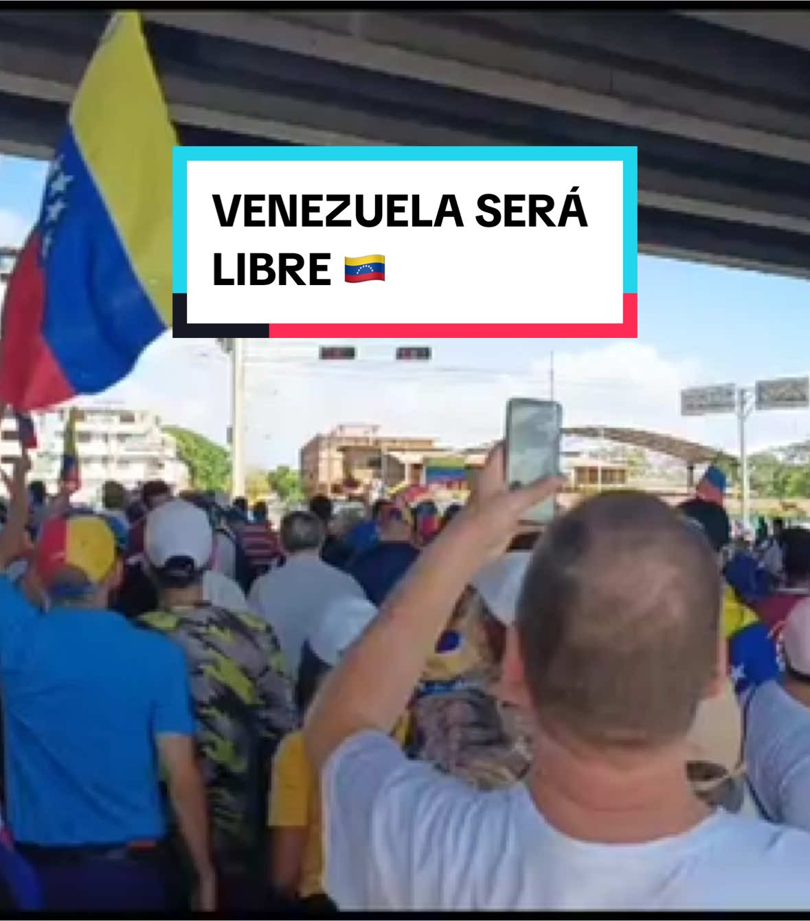 Ahora en #Bolívar! Los venezolanos avanzamos, pacíficamente y UNIDOS.  Los ciudadanos hicieron devolver a un camión de la Guardia en el municipio Heres. VENEZUELA SERÁ LIBRE!  #GloriaBravoPueblo