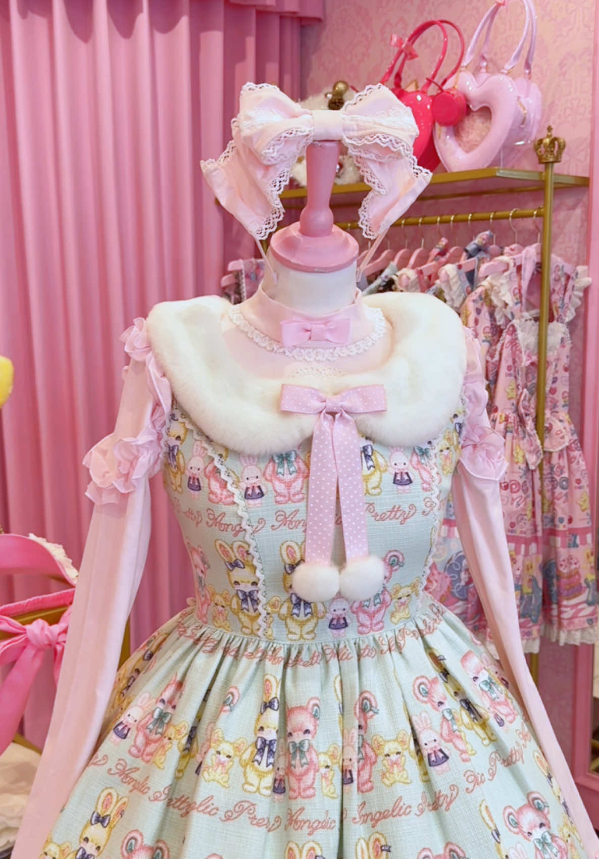 The fluffiest and coziest collection for winter fashion! We love the vintage look of our favourite mascots on this new original print 🧸 #angelicpretty #angelicprettyparis #kawaii #kawaiifashion #kawaiiaesthetic #jfashion #eglcommunity #sweetlolita #lolitafashion #cute 