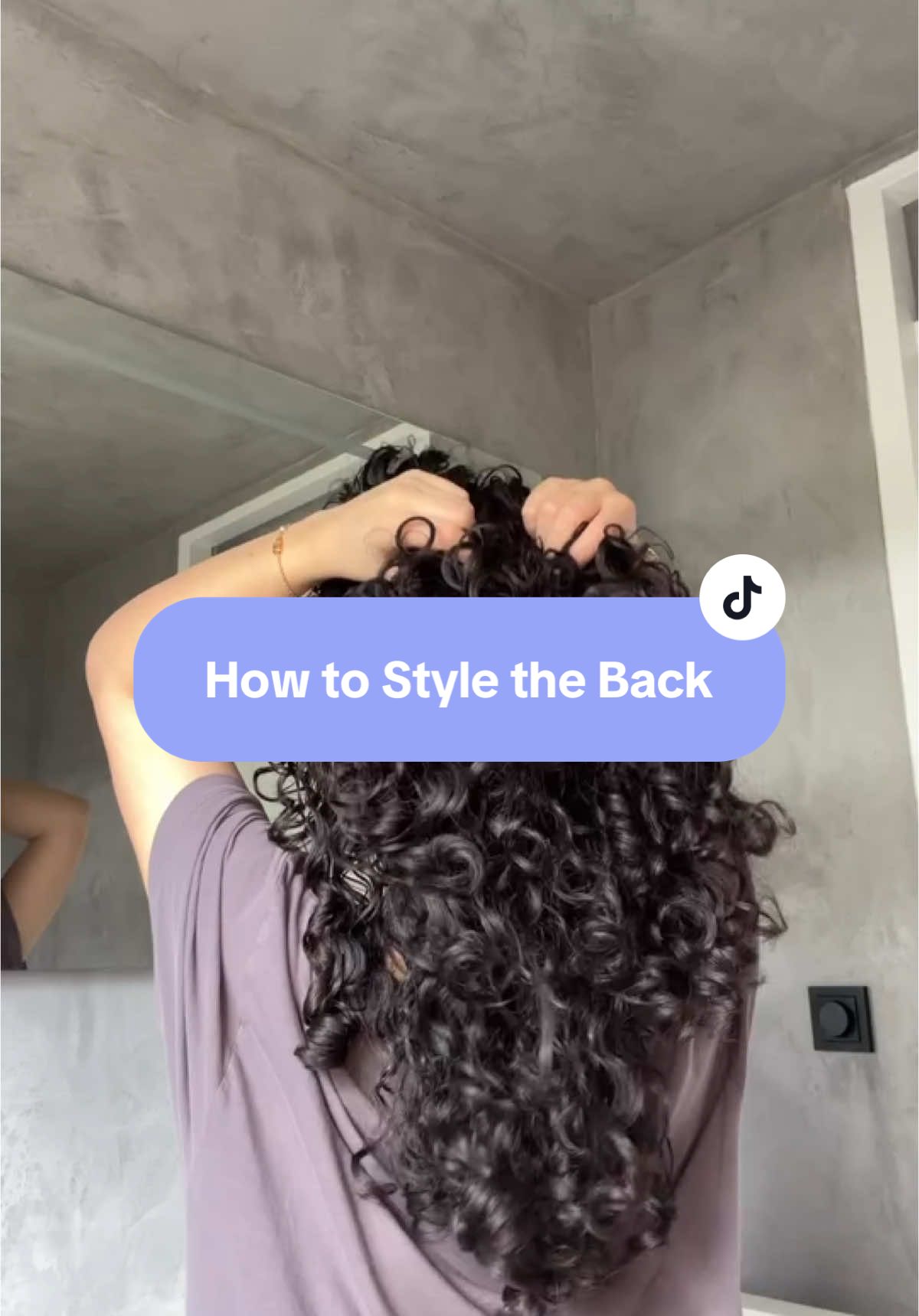 @Yasmine teaching us how to style the back of our curly hair! 😌🤍 #curlyhair #curlscurlscurls #curls #curlyhairdontcare #curlyhairroutine #curlyhaircare #curlyhaircommunity #curlyhairstyles #curly #curlyhairproblems 
