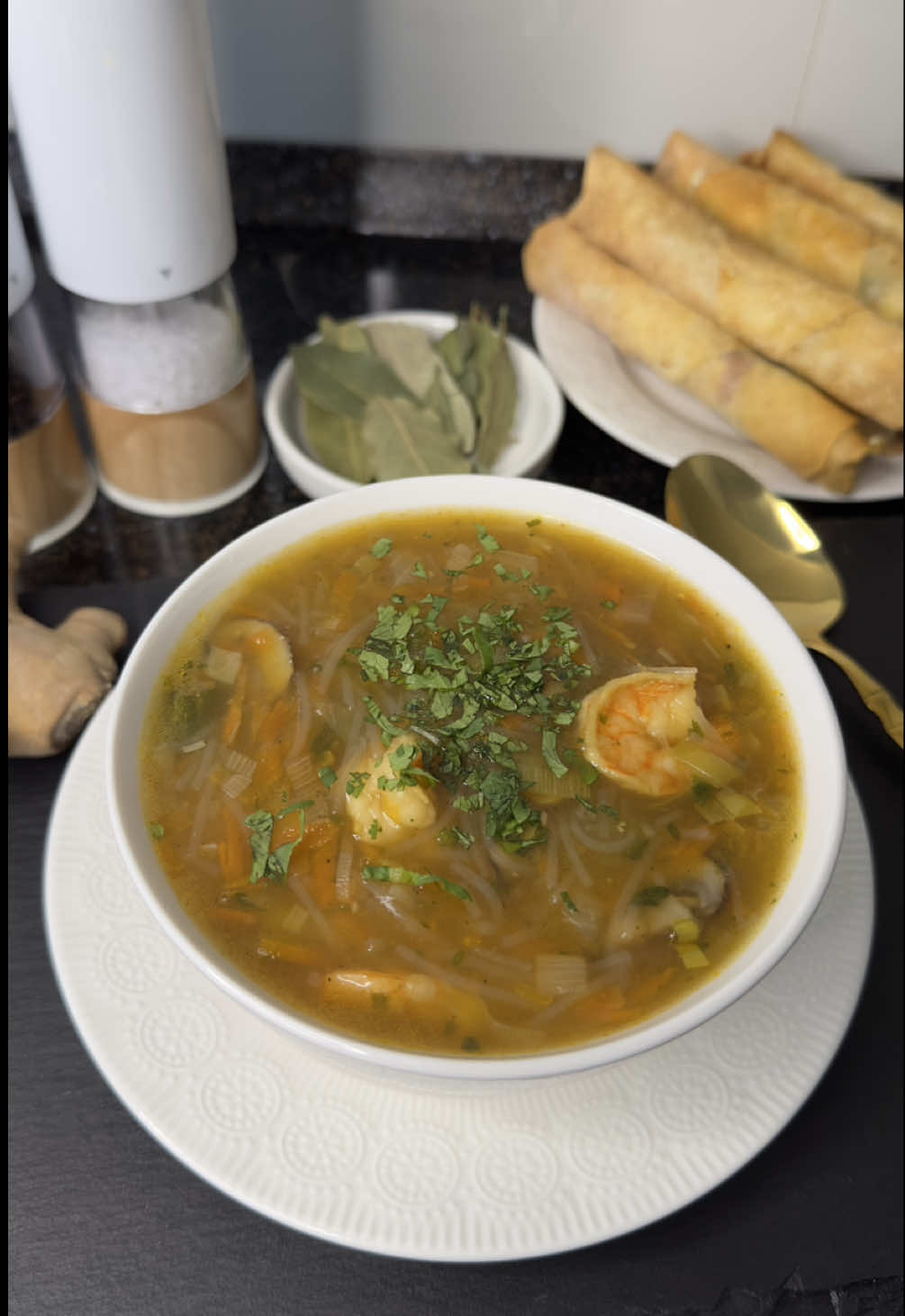 ASIATISCHE SUPPE/ هادي هي الشوربة اللي غادي تنفعكم في هاد البرد،  الشوربة الاسيوية  المكونات ؛ 250 غ قمرون أو الجمبري  1 بصلةً بيضاء مقطعة مكعبات  1 جزرة مبشورة  1 بصل اخضر بورو مقطع  7 حبات فطر مقطع شرائح  ورق الغار  معدنوس وقزبر مفروم  الشعرية الصينية  ملعقة كبيرة نشا + كأس ماء بارد التوابل: ملح، فلفل أسود ، زنجبيل طري ، مربع الخضر أو بودرة الخضر    2 ملاعق كبيرة صلصلة الصويا  للتحضير: في طنجرة ضعي القليل من الزيت او الزبدة ، ضيفي البصل والقمرون حركيهم جيدا لمدة دقيقة واحدة ، أضيفي الخضر الاخرى وحركي الكل. اضيفي التوابل وورق الغار ومرقي بالماء .اتركي الكل يطبخ لمدة 15 دقائق. خلطي النشا مع الماء البارد واضيفيه الى خليط الخضر وأيضا صلصة الصويا حركي الكل.في هذه الأثناء أضيفي الماء الساخن على الشعيرية الصينية واتركيها لمدة 6 ثواني ، صفيها وقطيعها ثم أضيفيها إلى الشوربة ، 15 دقيقة وتكون الشوربة جاهزة للتقديم ، وبالصحه والهنا #amalgermany #المغرب🇲🇦تونس🇹🇳الجزائر🇩🇿 #اسبانيا🇪🇸_ايطاليا🇮🇹_البرتغال🇵🇹 #بلجيكا🇧🇪_بروكسيل_المانيا_فرنسا_هولندا #algeria #maroc #فولو_اكسبلور #recipeideas #Recipe #طبخات_سهلة #اكلات_سريعة #explore #اكسبلور #2025 #einfacherezepte #شوربة 