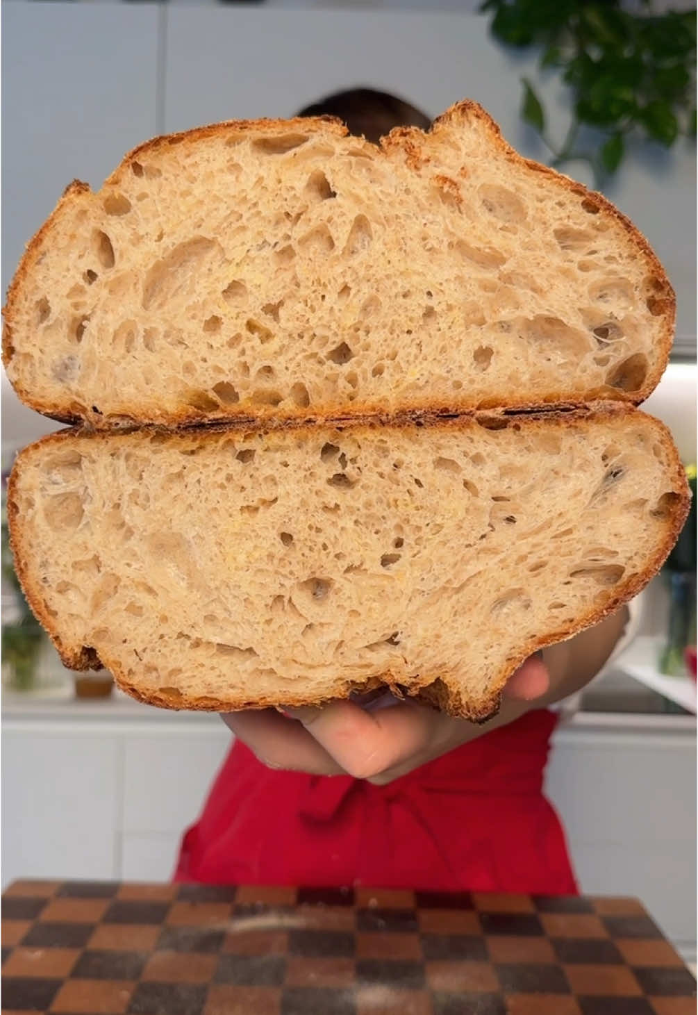 PANE ASMR🤍 Come sapete non c'è nulla che mi soddisfi di più del fare il pane, ogni volta c'è l'emozione di scoprire l'interno, il risultato del lavoro delle nostre mani Questo con gel di segale, profumatissimo e fragrante, è tratto dalla mia nuova Guida Digitale 