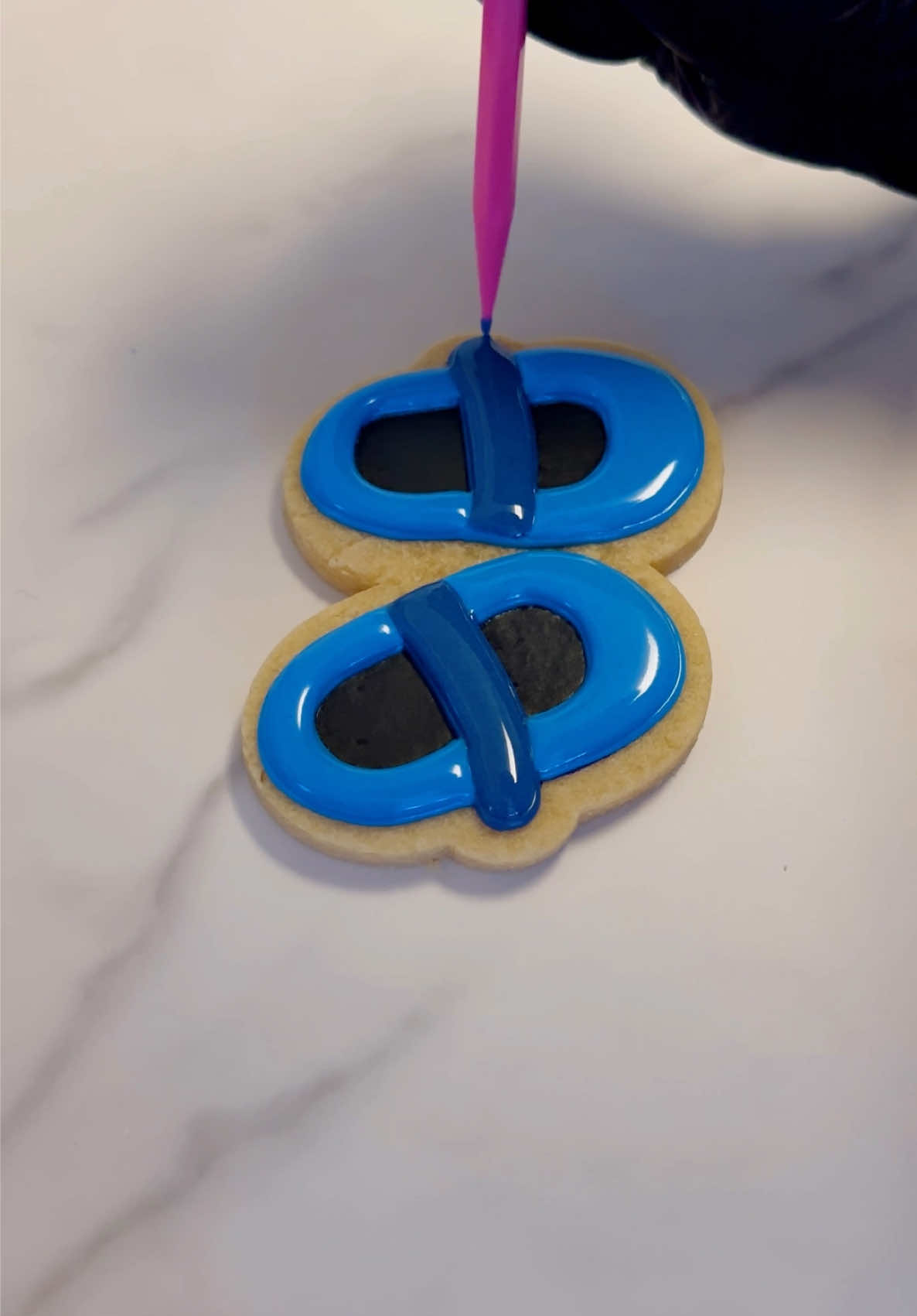 Tiny shoes, big sweetness! 👶✨ Watch as these adorable baby shoe cookies come to life with every piped detail. Perfect for baby showers or celebrating a little bundle of joy! 💕 #CookieDecorating #BabyShowerCookies #BabyShoesCookies #RoyalIcingArt #CustomCookies #SugarCookies #EdibleArt #CookieArtist #SweetTreats #HandmadeCookies #BakingCreativity #CookieDesigns #BakingGoals #DecoratedCookies #IcingCookies #DessertArt #CookieInspiration #SmallBusinessBaking #BabyCelebrations #CookieLover #CookieDecoratingVideo #BakingFun #DIYCookies #BakingLove