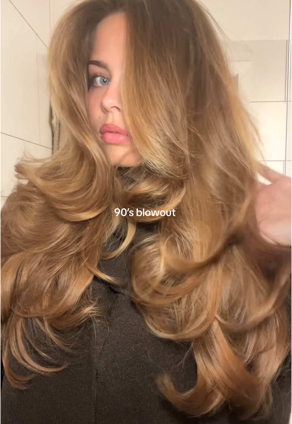 I just can’t get enough of this hair style  Using my favorite @Kérastase hair oil   #hair #hairtok #foru #90 #blowout 