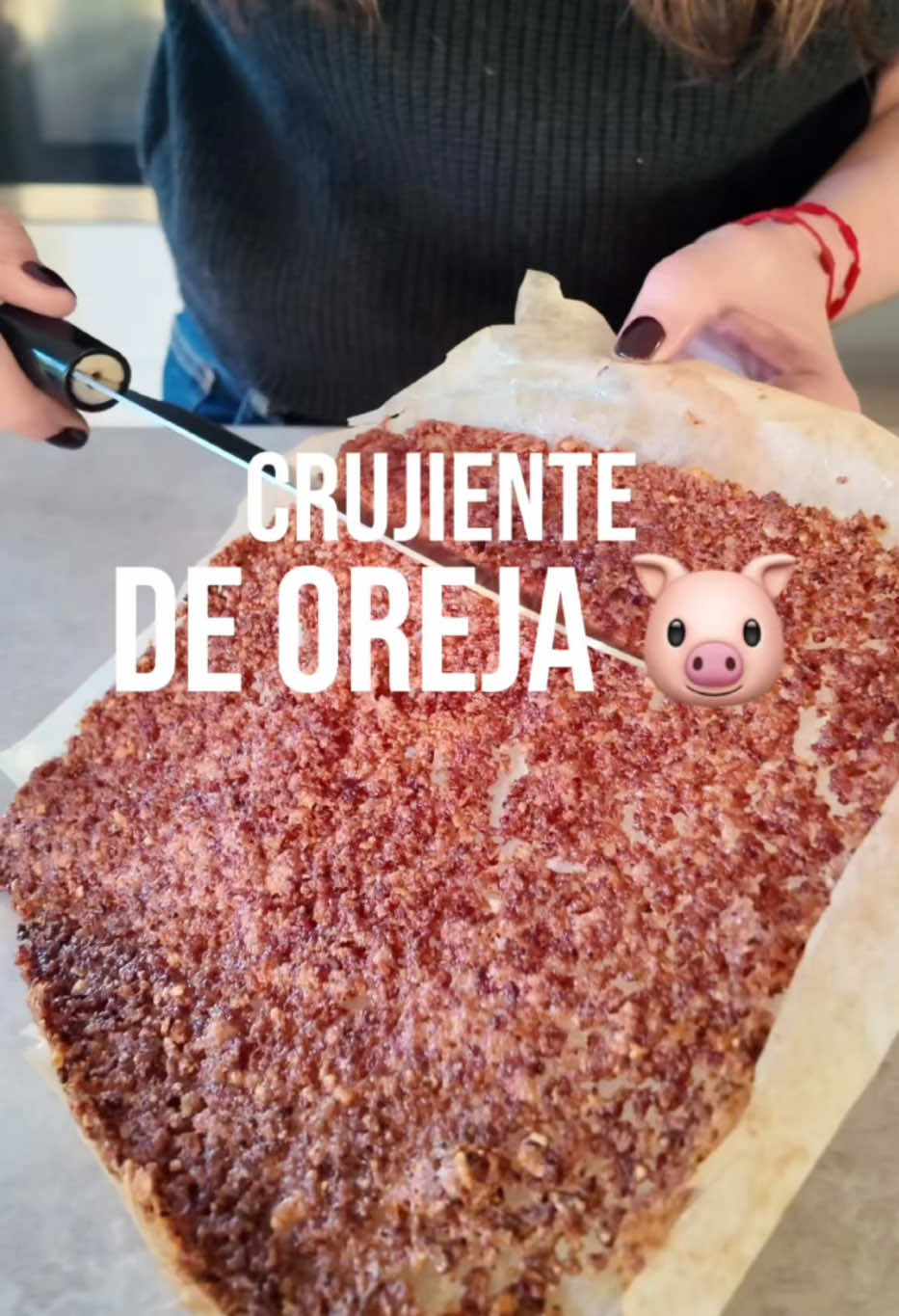 🥳✨ ¡Amantes de lo crujiente, esta receta es un MUST! Hoy traigo un delicioso Crujiente de Oreja hecho en AIRFRYER  que está para chuparse los dedos. 🤤🔥 ¡Súper fácil y perfecto para picar en cualquier momento! 🔪 Ingredientes: - Oreja (yo compro un paquete en el súper) 🐷  - Papel de horno 🧻 📋 ¡Pasos a seguir! 1️⃣ Tritura la oreja hasta que quede bien deshecha. ¡Siente esa textura irresistible! 😍 2️⃣ Extiende la masa triturada sobre un papel de horno. Asegúrate de que esté bien distribuida para conseguir ese crujido perfecto. 3️⃣ Cocina en la airfryer a 180 grados durante 30 minutos. 🤯 (¡No olvides vigilar que no se queme!) 4️⃣ Deja enfriar fuera durante 3 minutos para que se ponga aún más crujiente. 5️⃣ ¡Listo! Ahora solo queda disfrutar de tu crujiente de oreja mientras compartes con amigos o simplemente te das un gustazo 😋.  ¿Te animas a probarlo? Cuéntame cómo te quedó en los comentarios.  A disfrutar ❤️ #CrujienteDeOreja#RecetaFácil#Airfryer#oreja#Receta#casqueria#carne